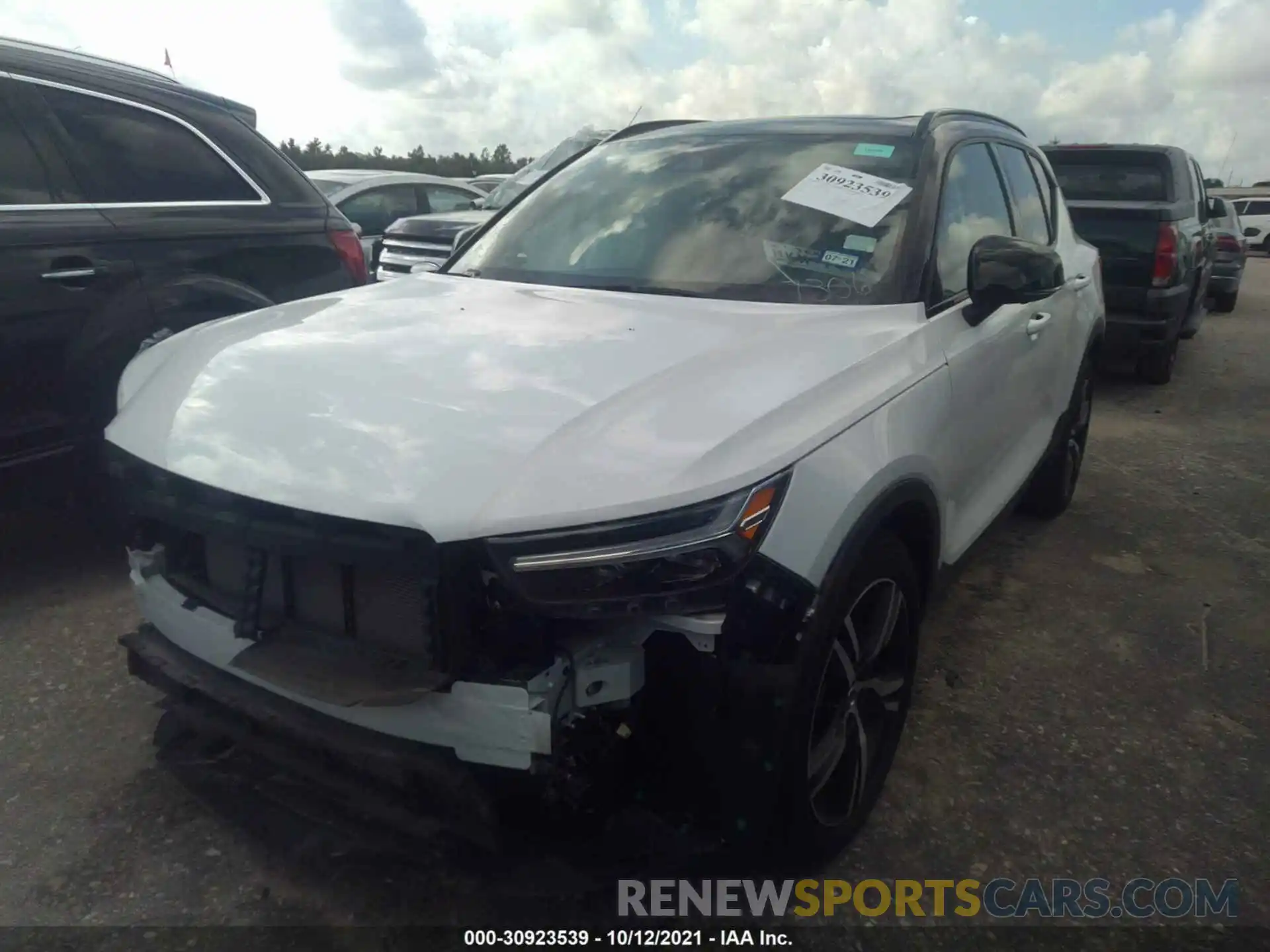 2 Photograph of a damaged car YV4162UM3L2207306 VOLVO XC40 2020