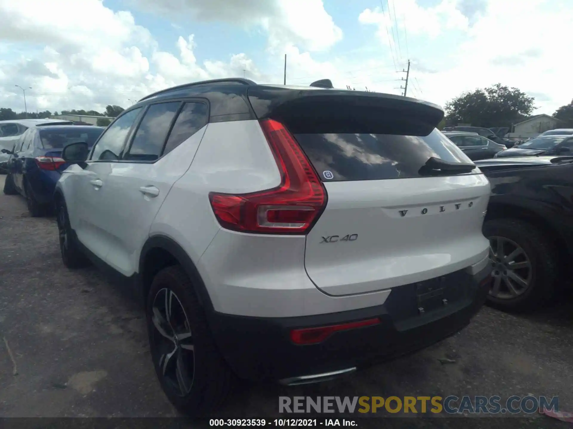 3 Photograph of a damaged car YV4162UM3L2207306 VOLVO XC40 2020