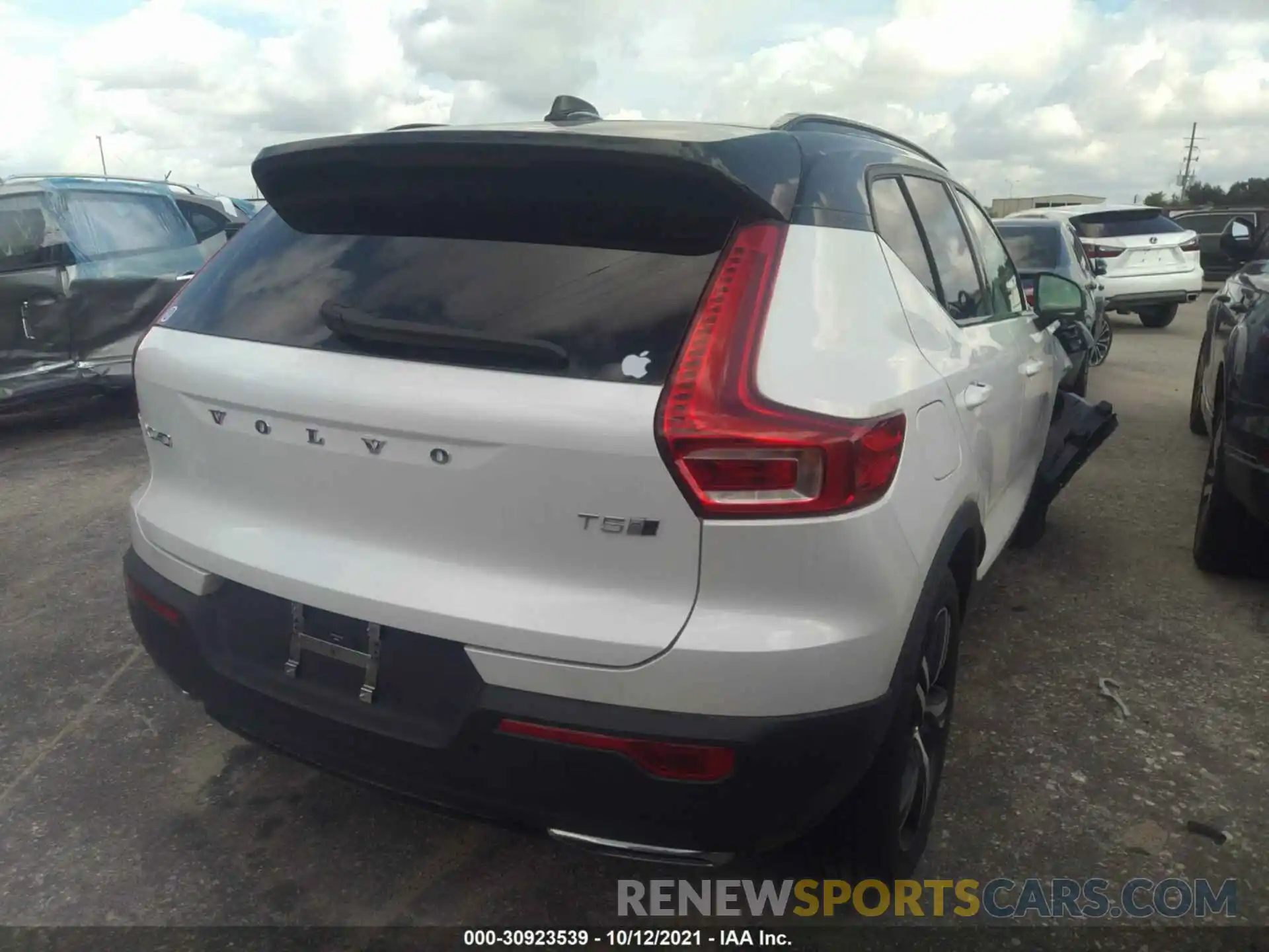 4 Photograph of a damaged car YV4162UM3L2207306 VOLVO XC40 2020