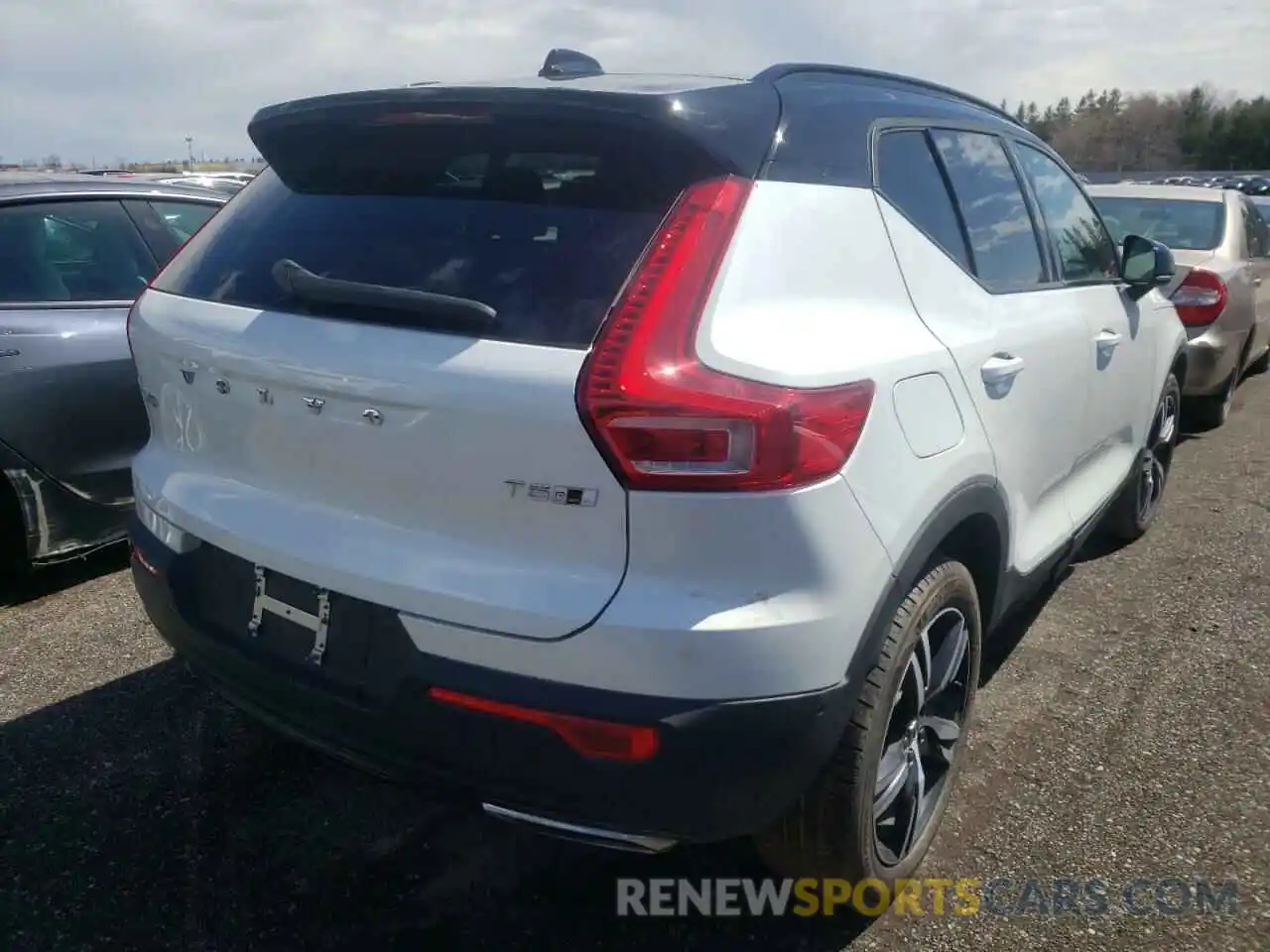 4 Photograph of a damaged car YV4162UM3L2207550 VOLVO XC40 2020