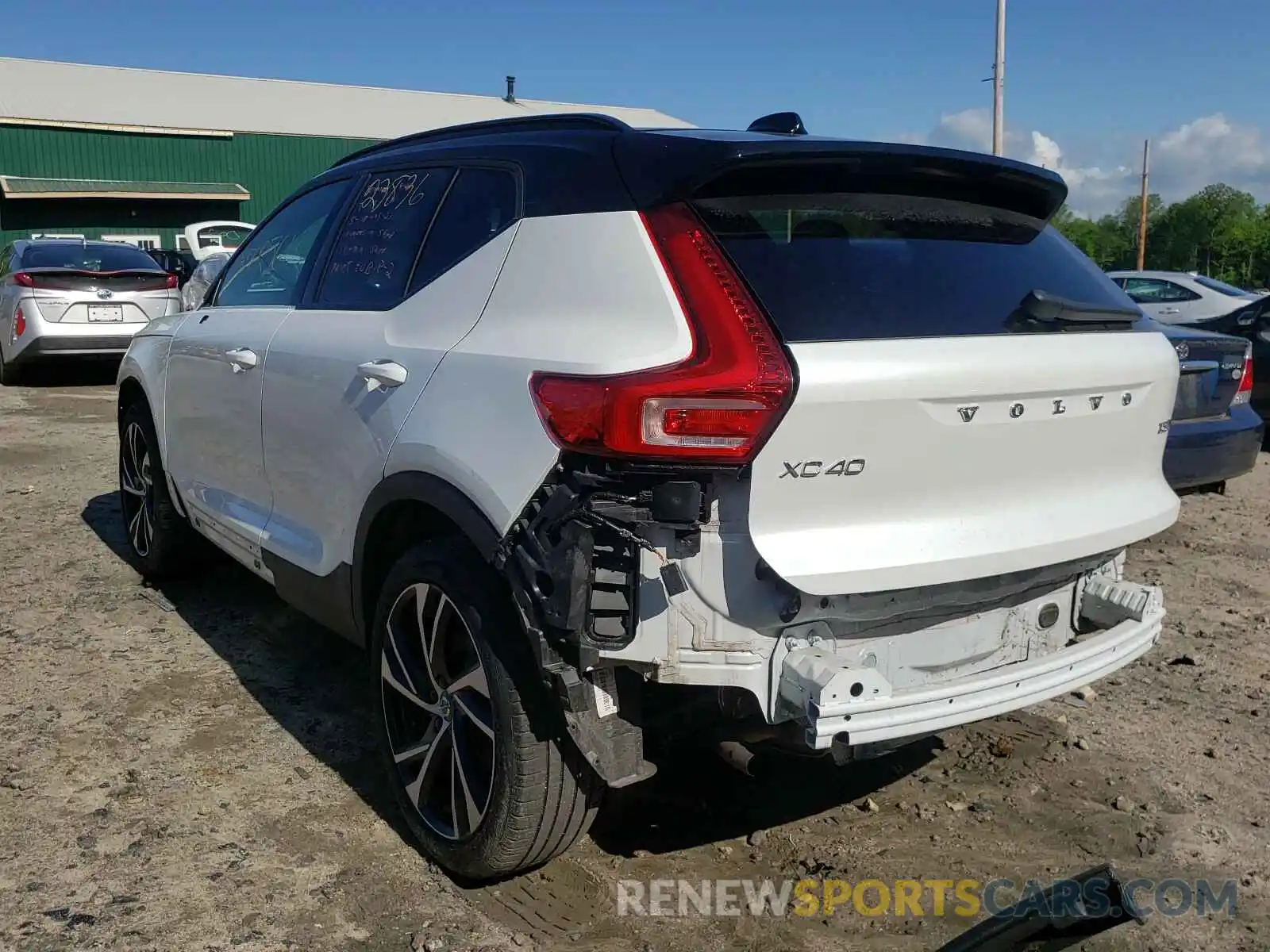 2 Photograph of a damaged car YV4162UM3L2251628 VOLVO XC40 2020