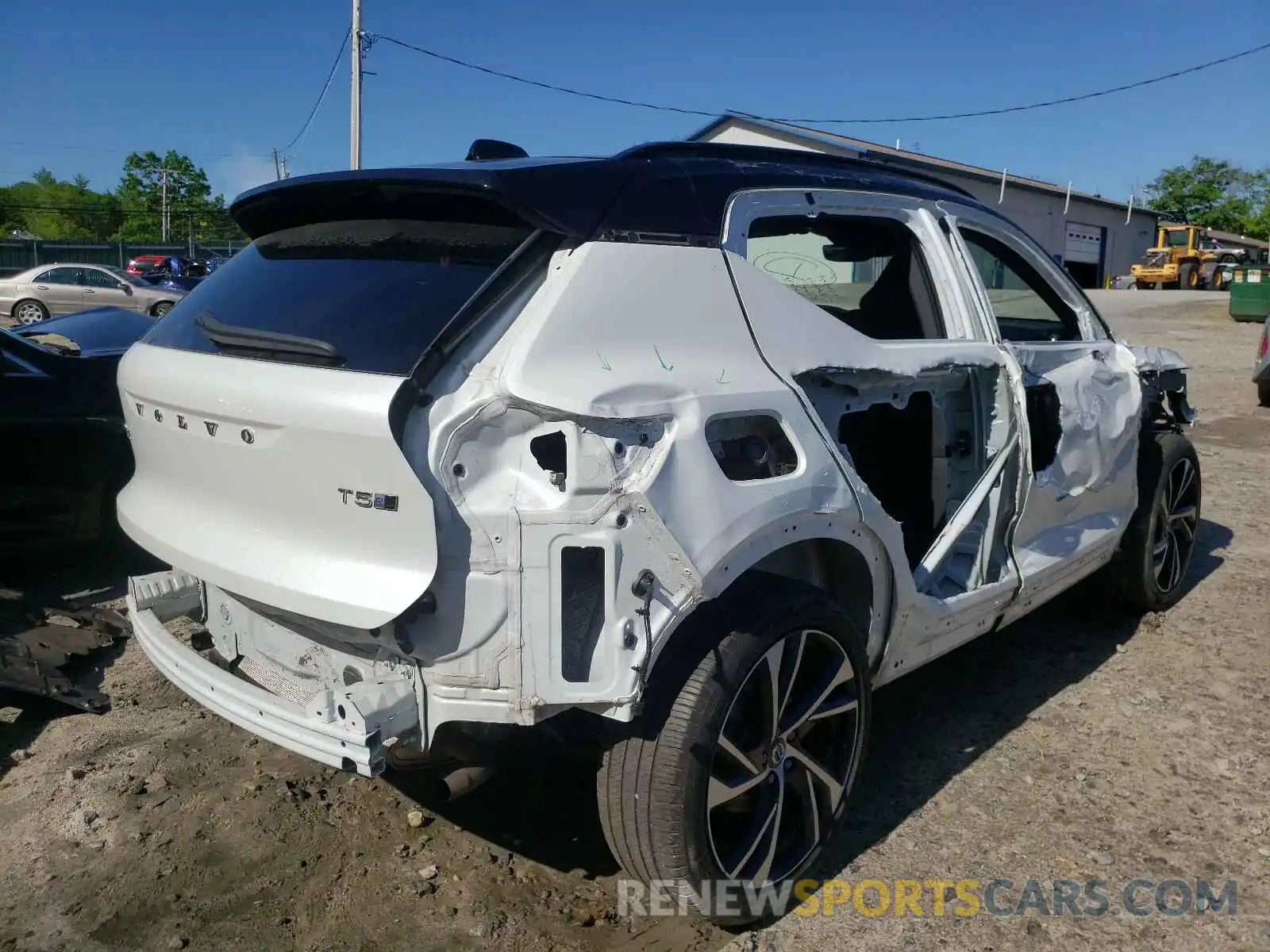 3 Photograph of a damaged car YV4162UM3L2251628 VOLVO XC40 2020