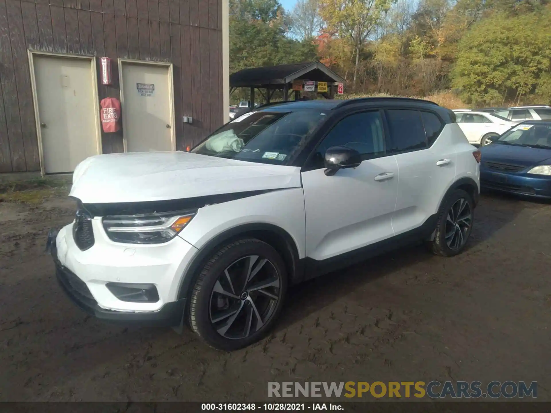 2 Photograph of a damaged car YV4162UM3L2280773 VOLVO XC40 2020