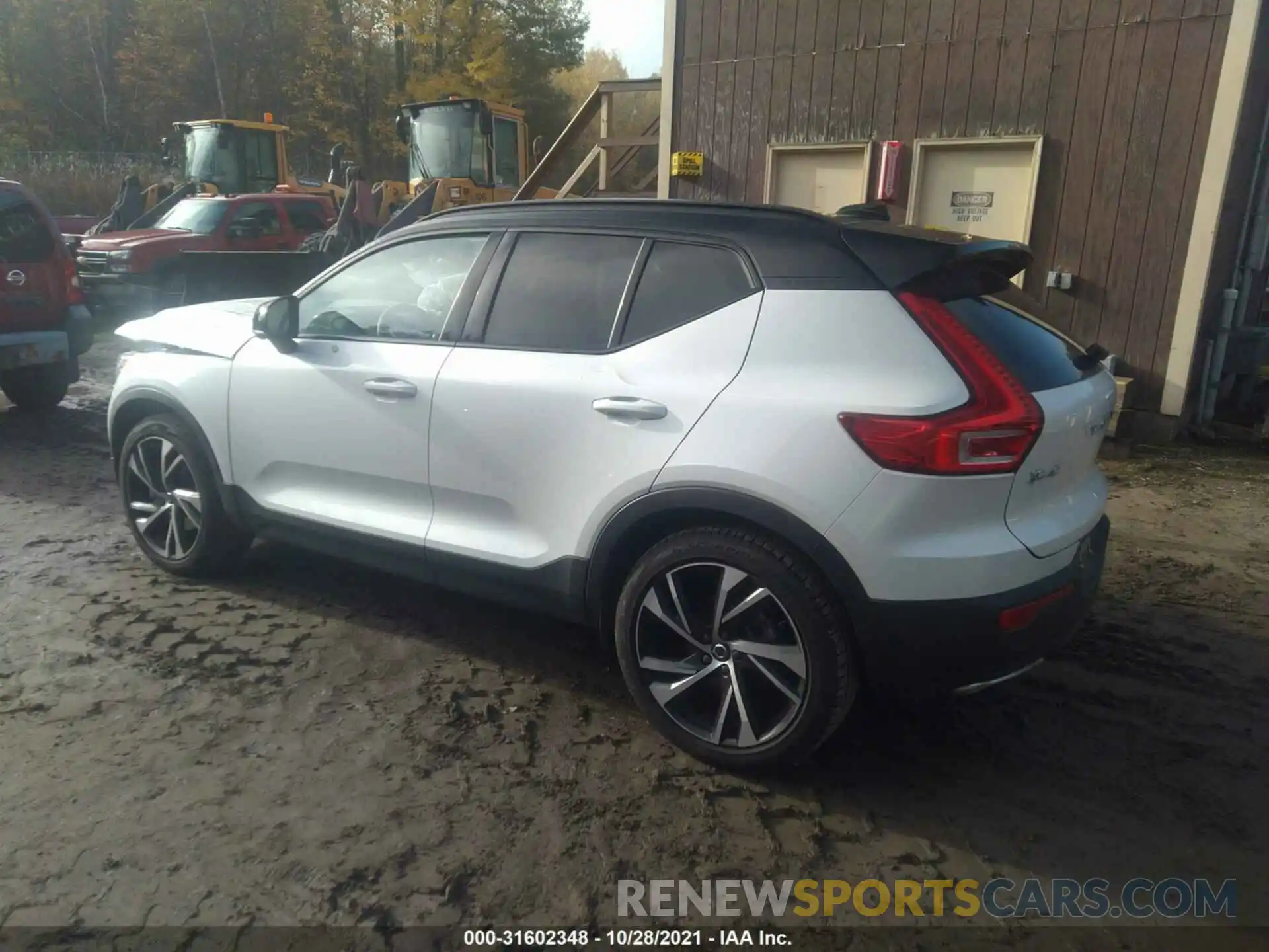 3 Photograph of a damaged car YV4162UM3L2280773 VOLVO XC40 2020