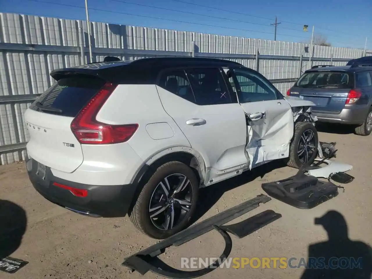 4 Photograph of a damaged car YV4162UM3L2337327 VOLVO XC40 2020