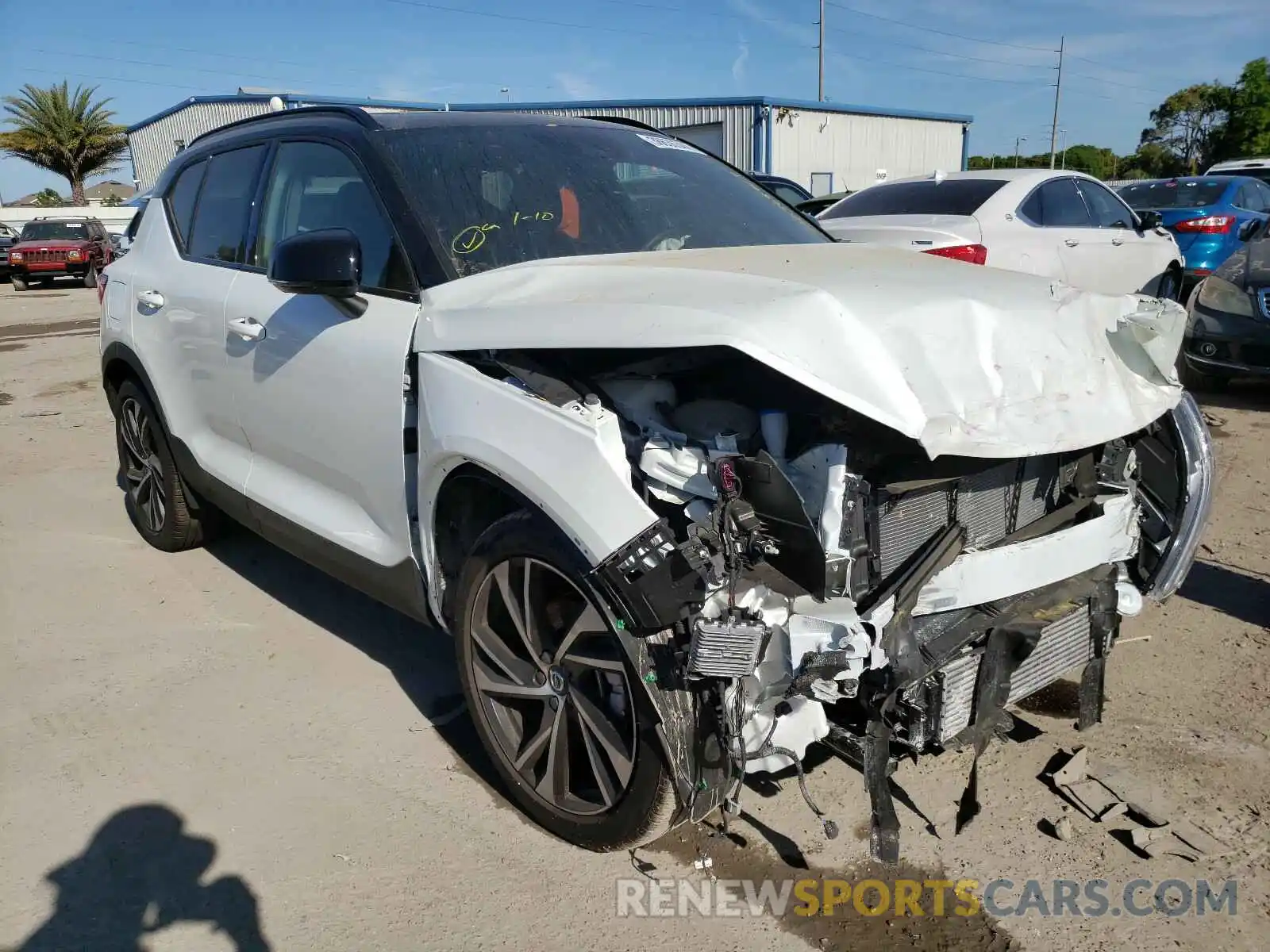 1 Photograph of a damaged car YV4162UM4L2347185 VOLVO XC40 2020