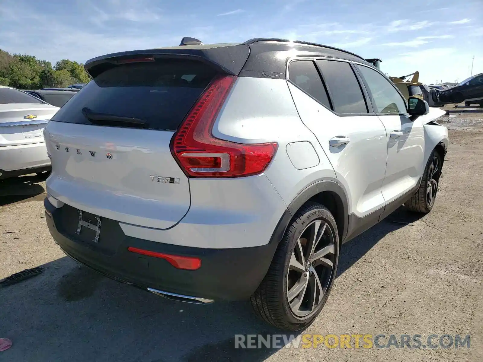 4 Photograph of a damaged car YV4162UM4L2347185 VOLVO XC40 2020