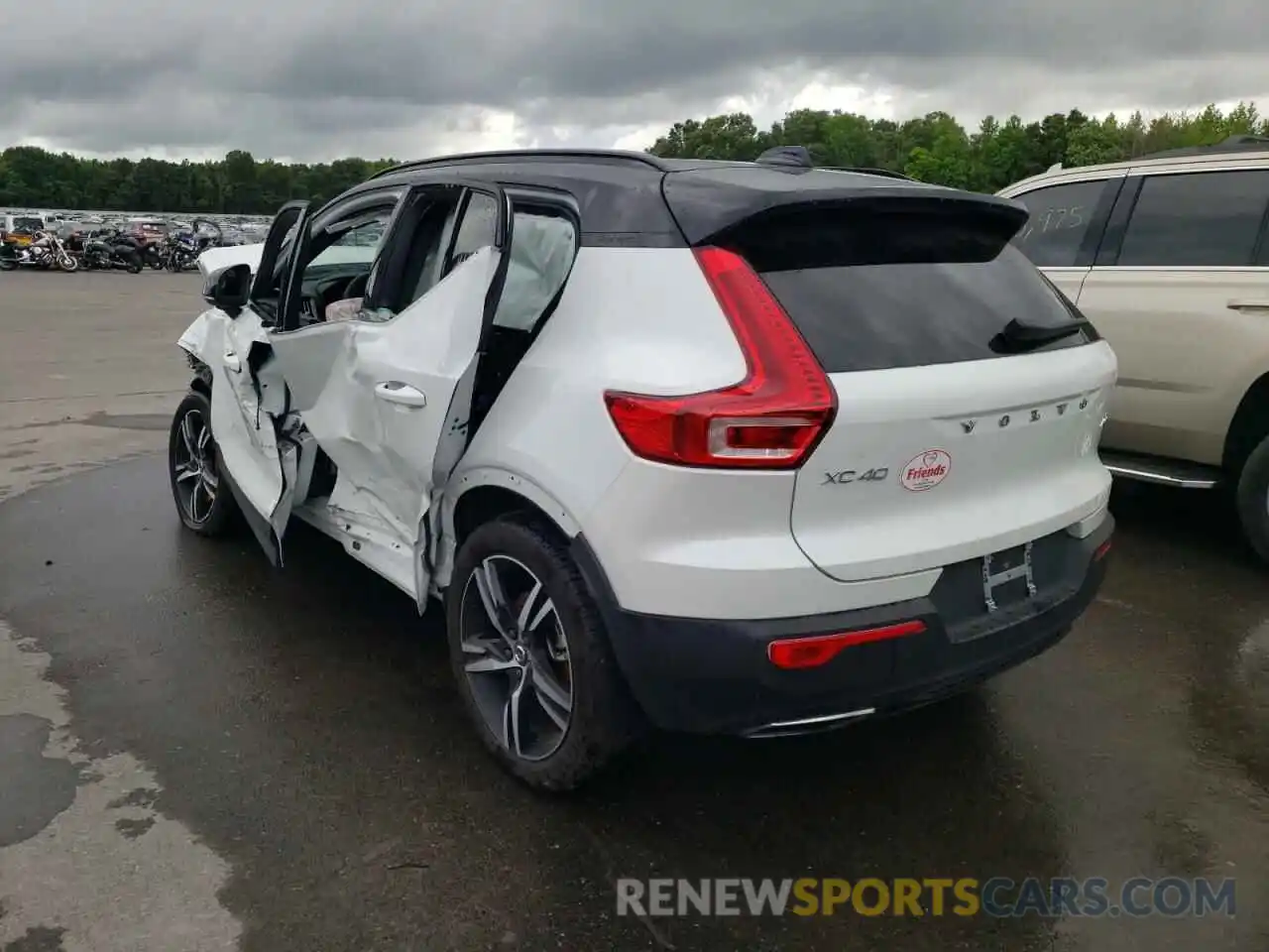 3 Photograph of a damaged car YV4162UM5L2289717 VOLVO XC40 2020