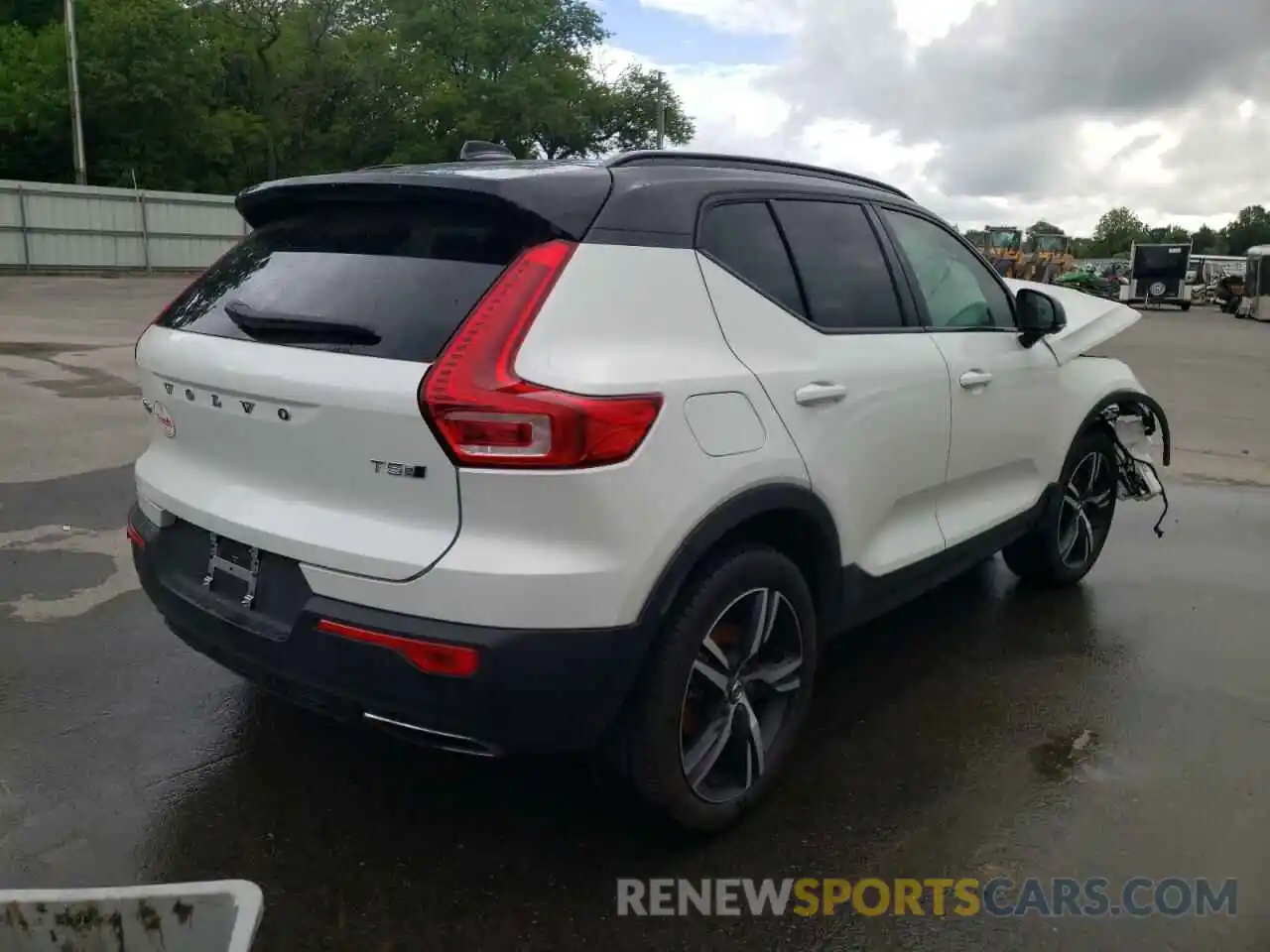 4 Photograph of a damaged car YV4162UM5L2289717 VOLVO XC40 2020