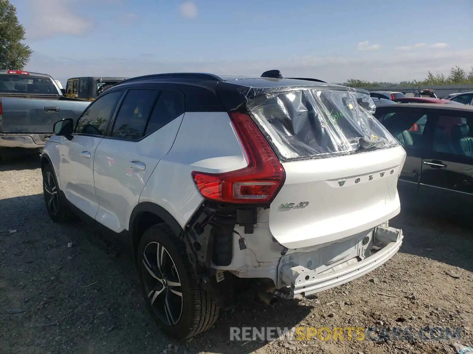 3 Photograph of a damaged car YV4162UM6L2288737 VOLVO XC40 2020