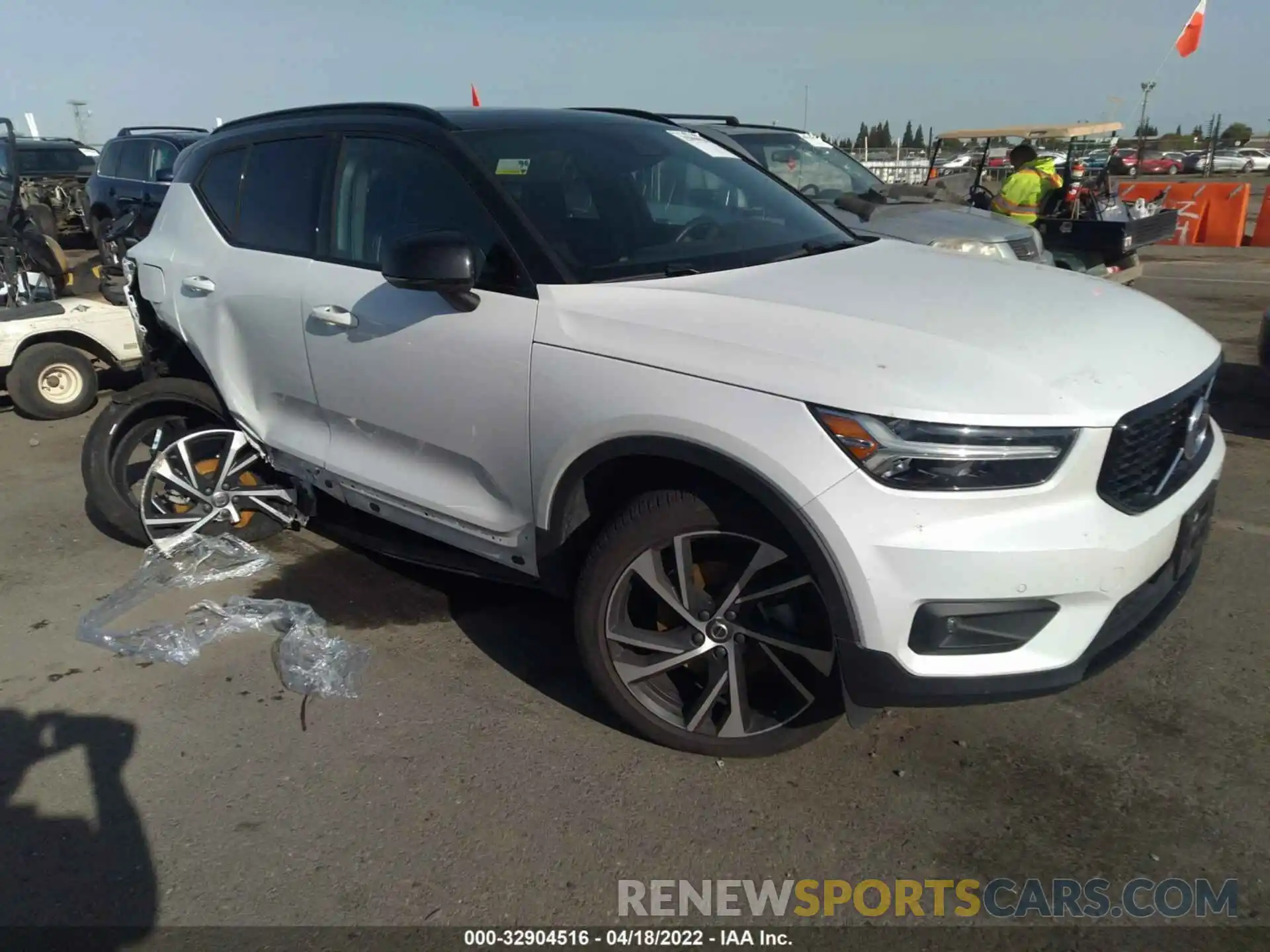 1 Photograph of a damaged car YV4162UM7L2347388 VOLVO XC40 2020