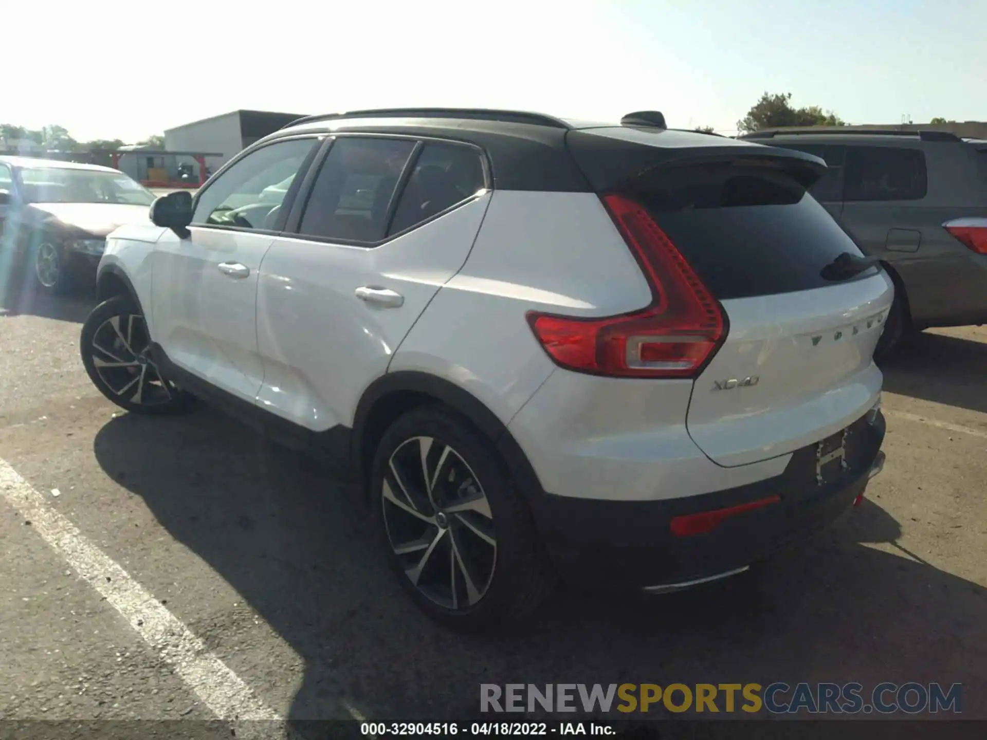 3 Photograph of a damaged car YV4162UM7L2347388 VOLVO XC40 2020