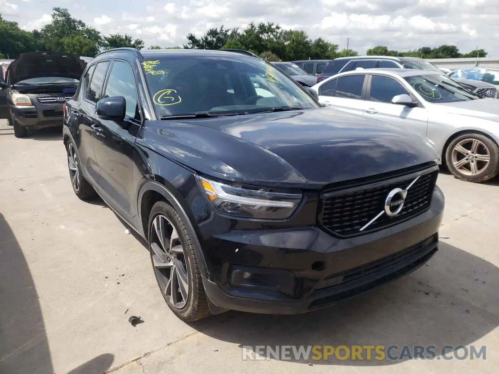 1 Photograph of a damaged car YV4162UM8L2217359 VOLVO XC40 2020