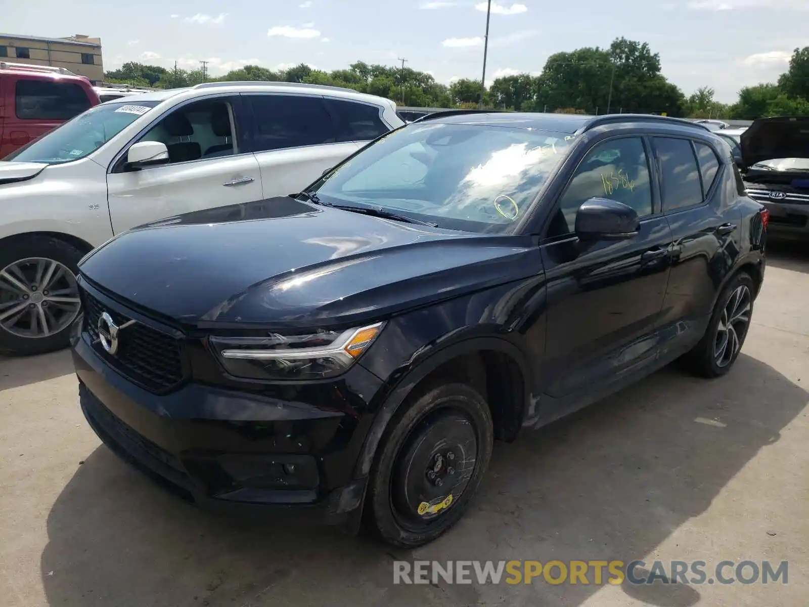 2 Photograph of a damaged car YV4162UM8L2217359 VOLVO XC40 2020