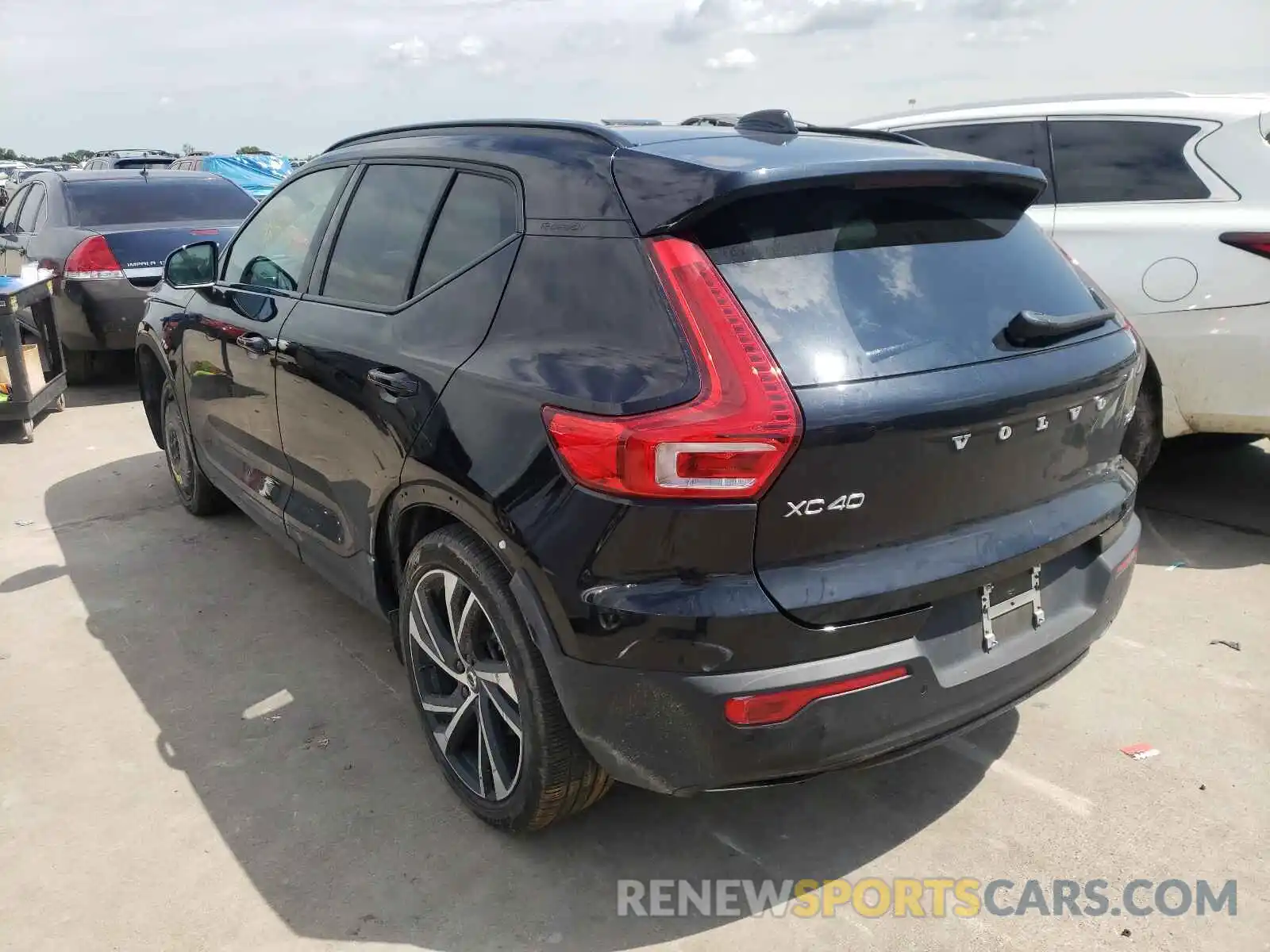 3 Photograph of a damaged car YV4162UM8L2217359 VOLVO XC40 2020