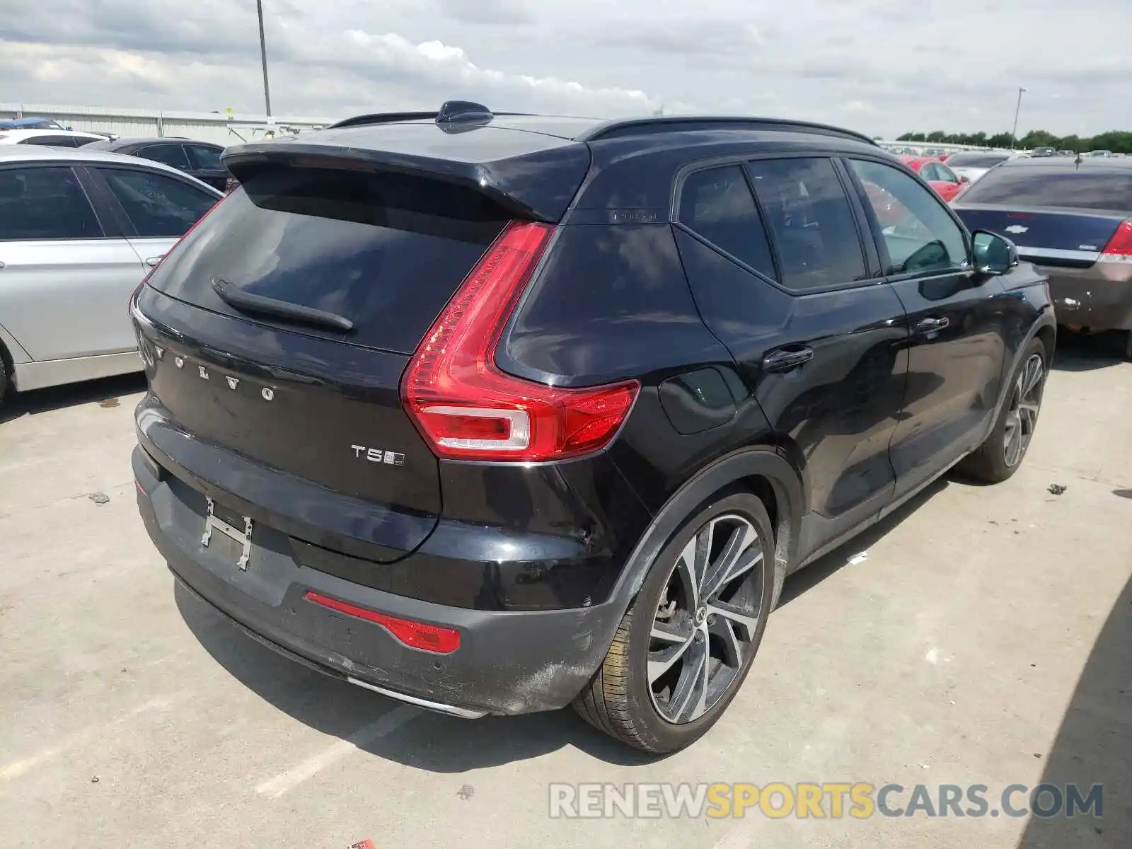 4 Photograph of a damaged car YV4162UM8L2217359 VOLVO XC40 2020