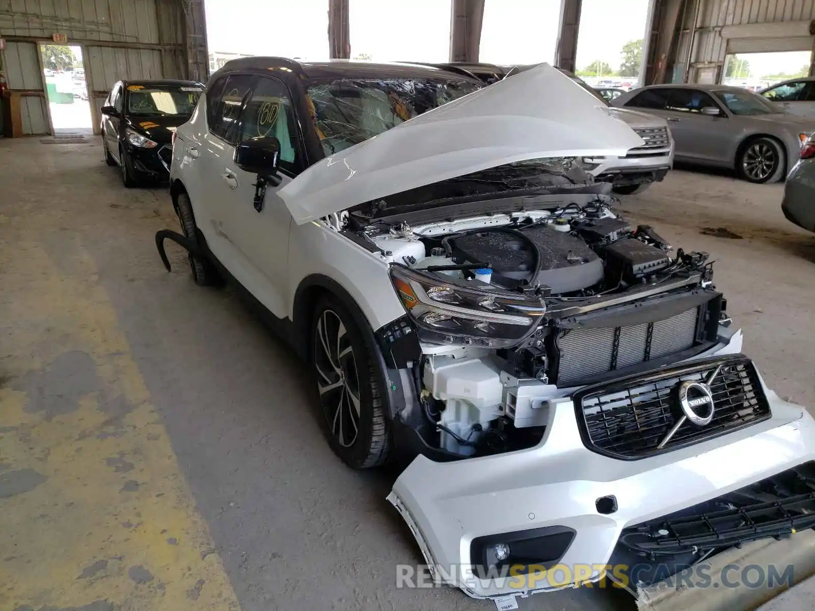 1 Photograph of a damaged car YV4162UM8L2246053 VOLVO XC40 2020