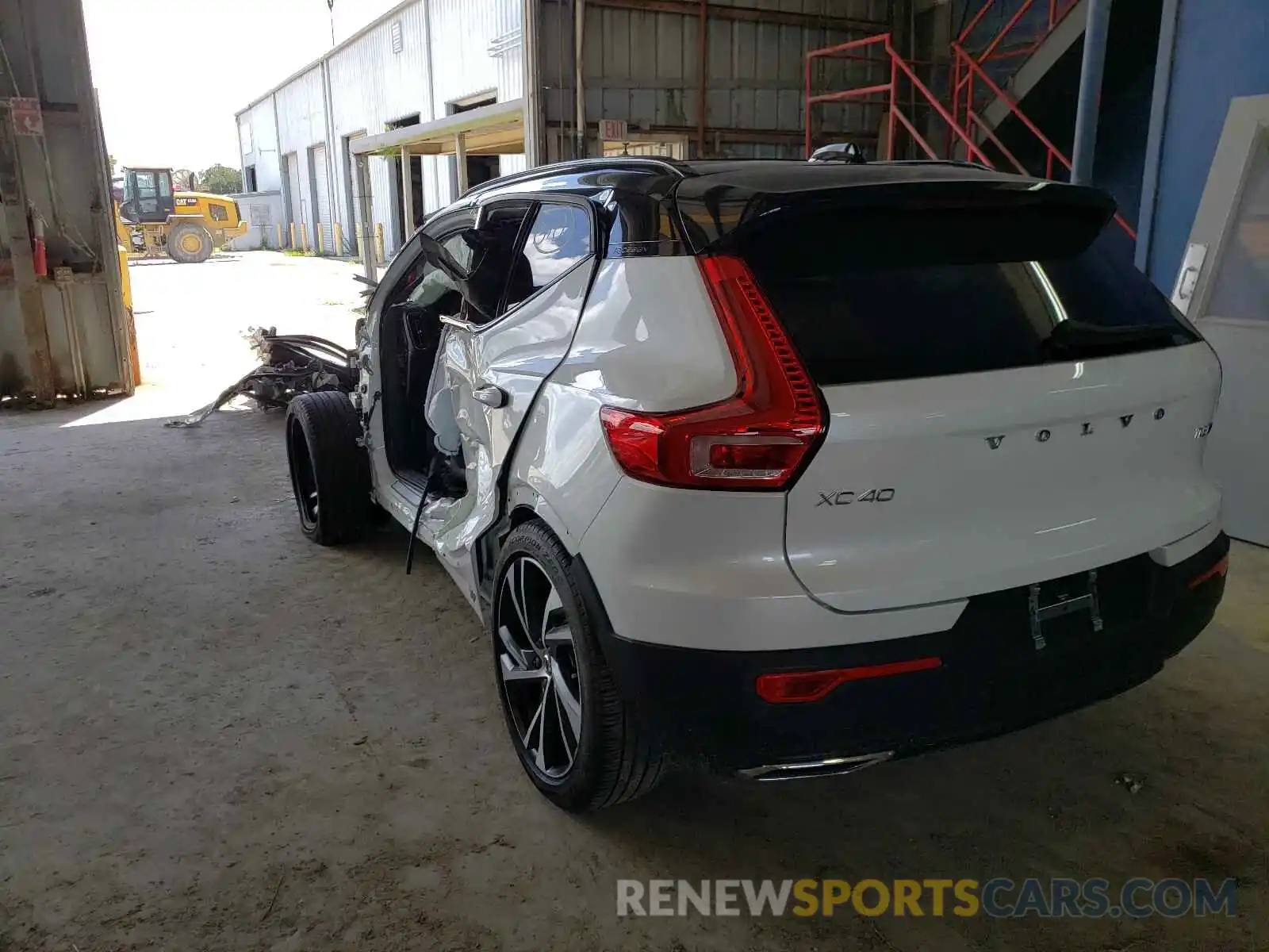 3 Photograph of a damaged car YV4162UM8L2246053 VOLVO XC40 2020