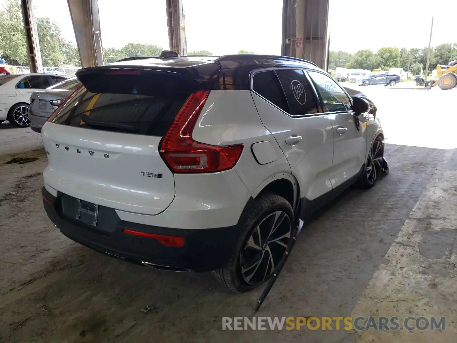 4 Photograph of a damaged car YV4162UM8L2246053 VOLVO XC40 2020