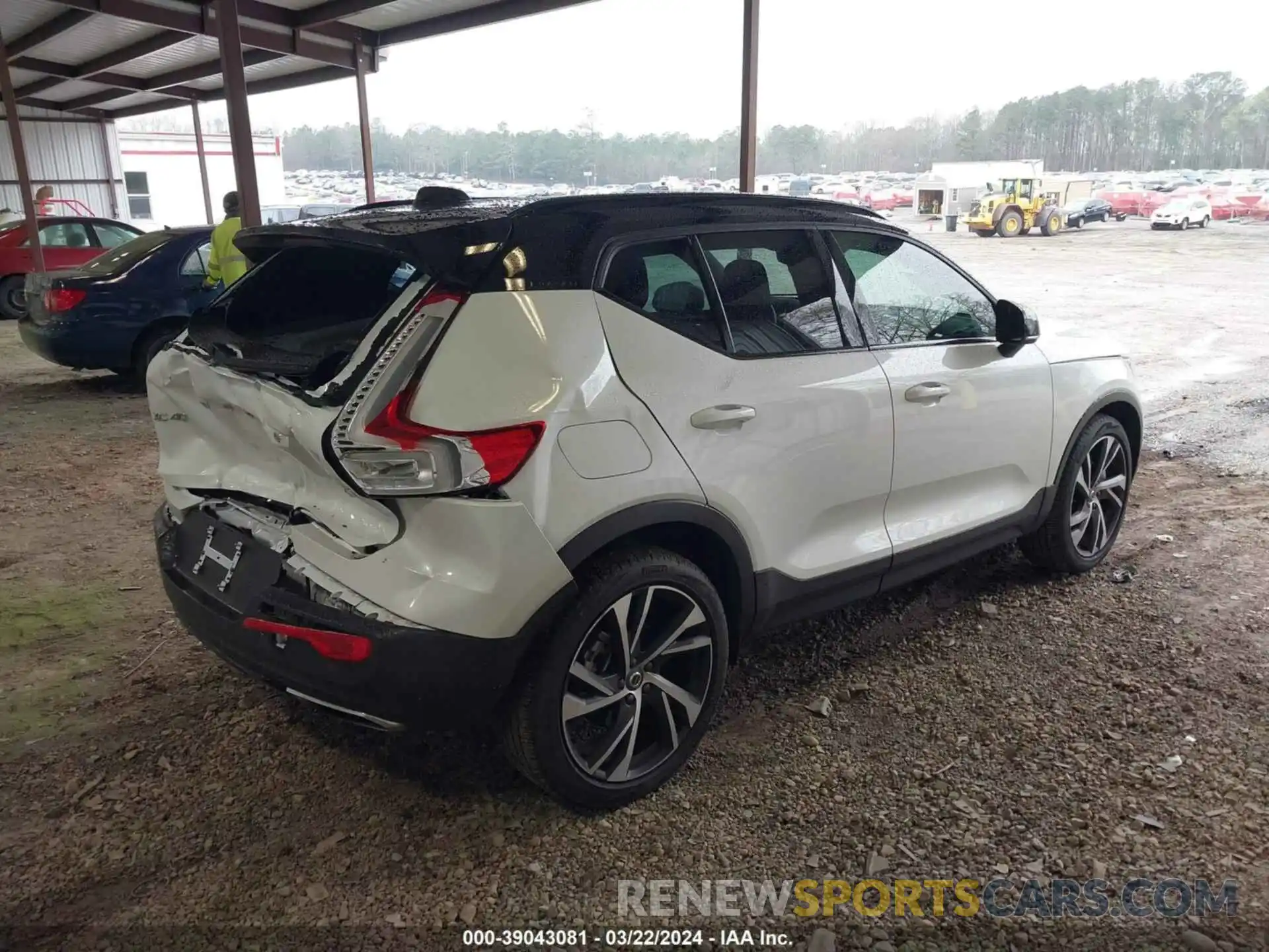 4 Photograph of a damaged car YV4162UM8L2268733 VOLVO XC40 2020