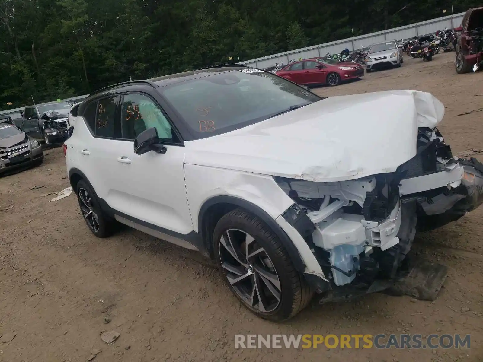 1 Photograph of a damaged car YV4162UM8L2297438 VOLVO XC40 2020