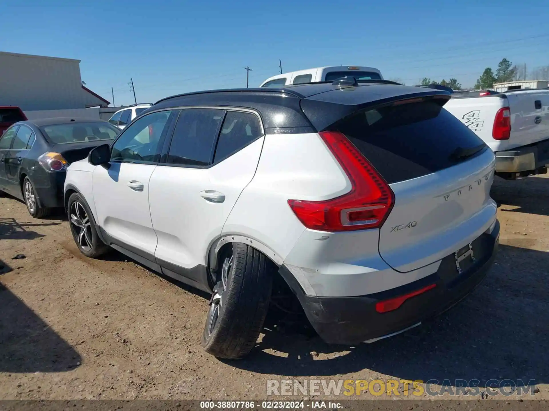 3 Photograph of a damaged car YV4162UM8L2341440 VOLVO XC40 2020