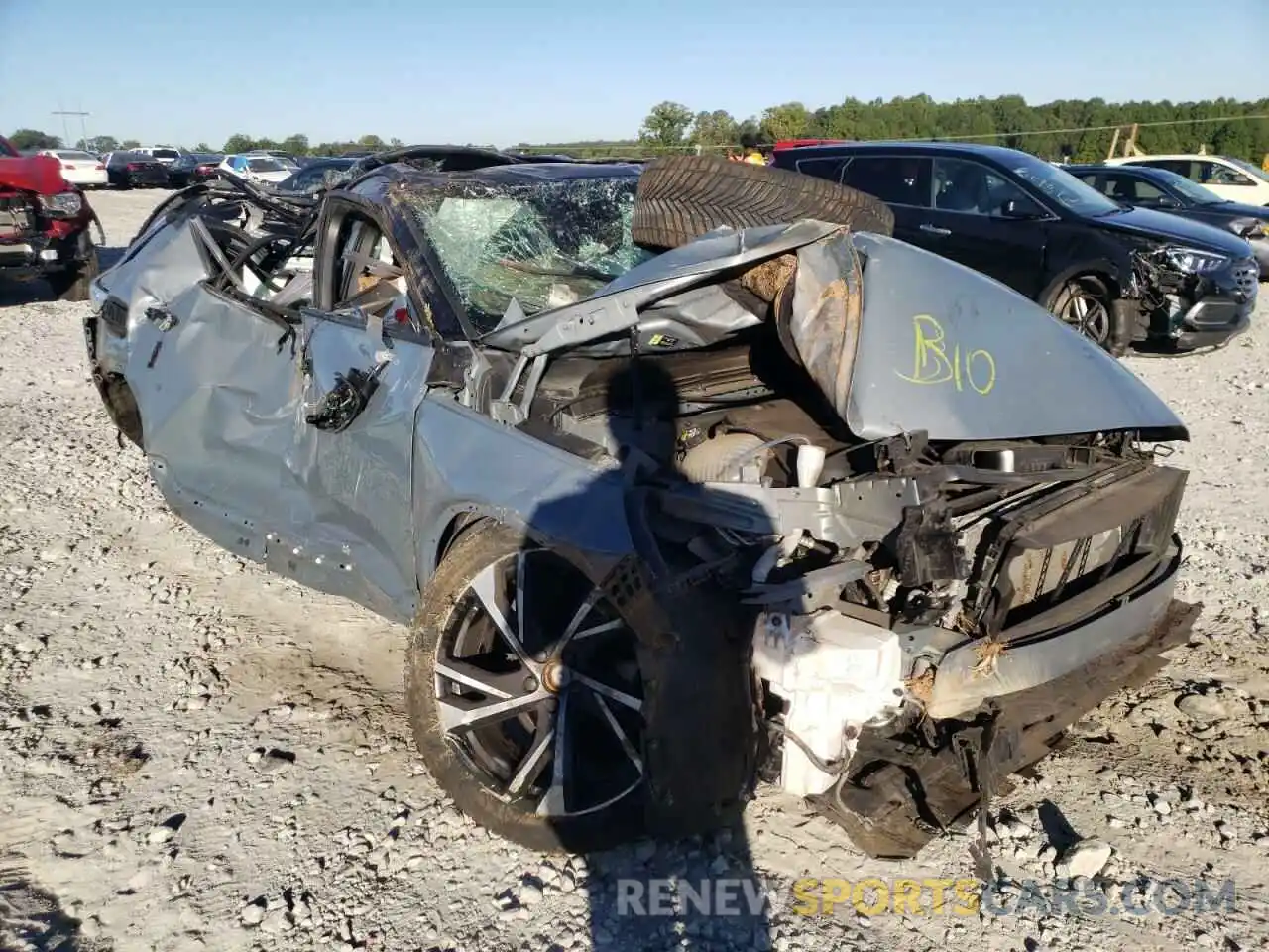 1 Photograph of a damaged car YV4162UM9L2243727 VOLVO XC40 2020