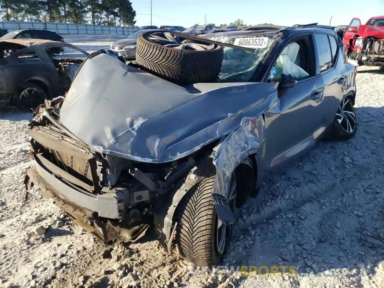 2 Photograph of a damaged car YV4162UM9L2243727 VOLVO XC40 2020