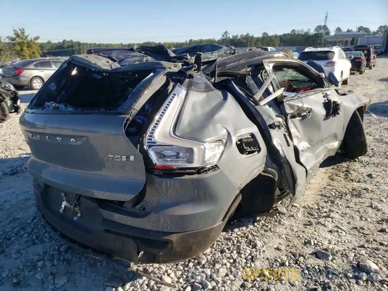 4 Photograph of a damaged car YV4162UM9L2243727 VOLVO XC40 2020