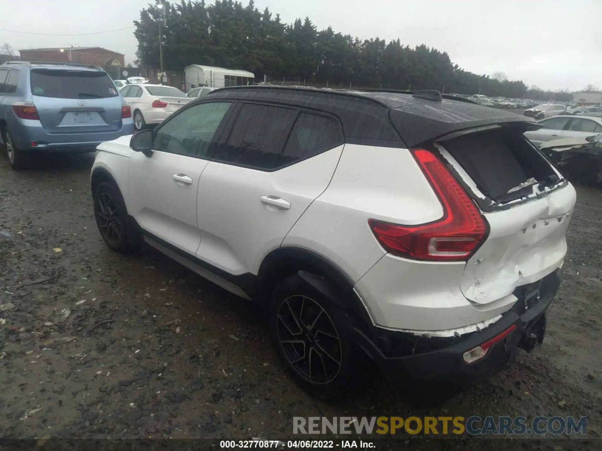 3 Photograph of a damaged car YV4162UM9L2245171 VOLVO XC40 2020