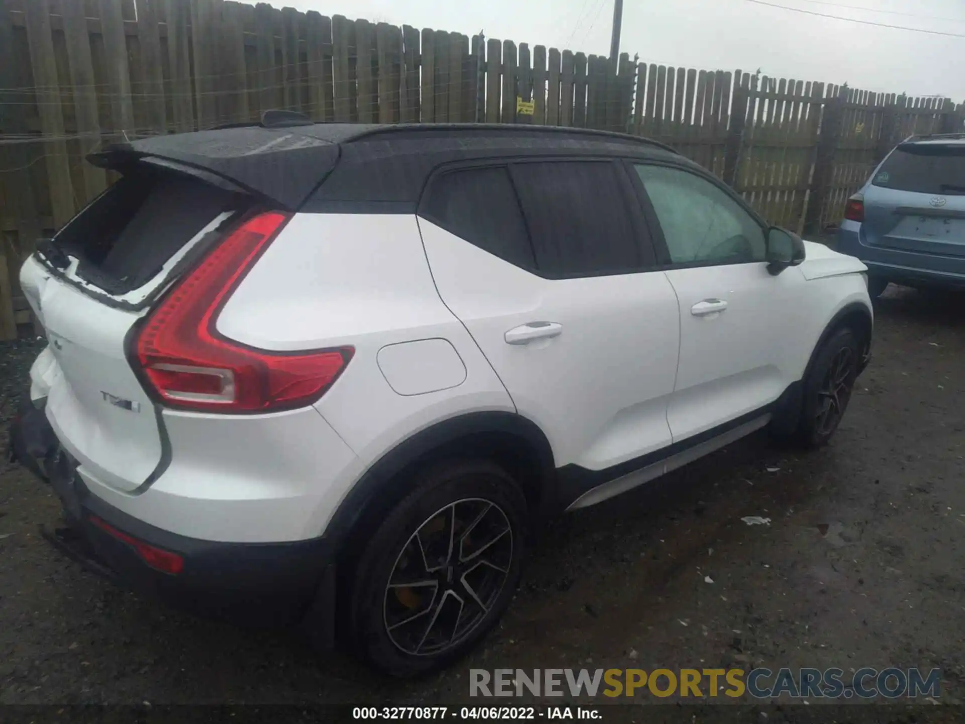 4 Photograph of a damaged car YV4162UM9L2245171 VOLVO XC40 2020