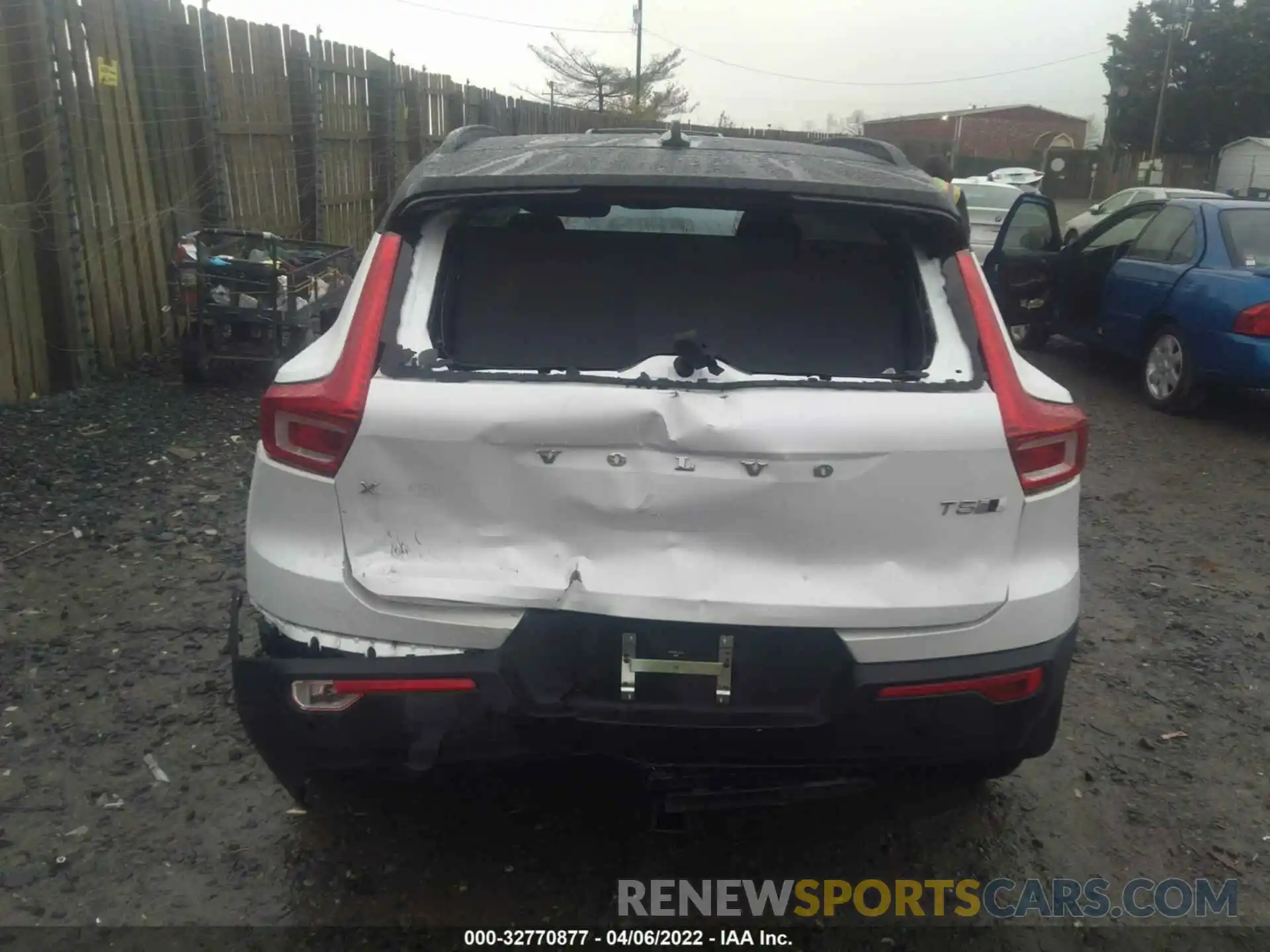 6 Photograph of a damaged car YV4162UM9L2245171 VOLVO XC40 2020