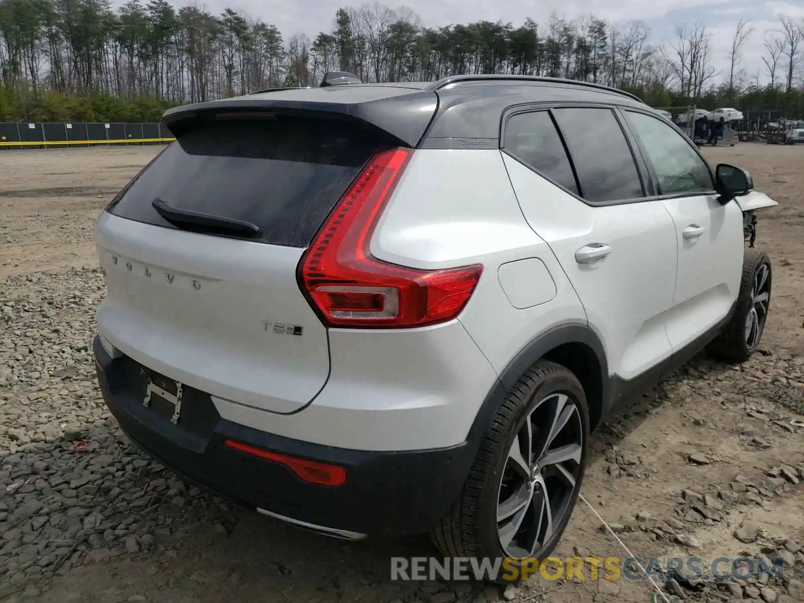 4 Photograph of a damaged car YV4162UM9L2270149 VOLVO XC40 2020