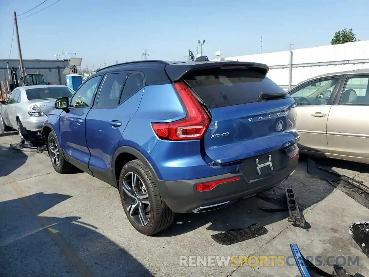 3 Photograph of a damaged car YV4162UM9L2344394 VOLVO XC40 2020