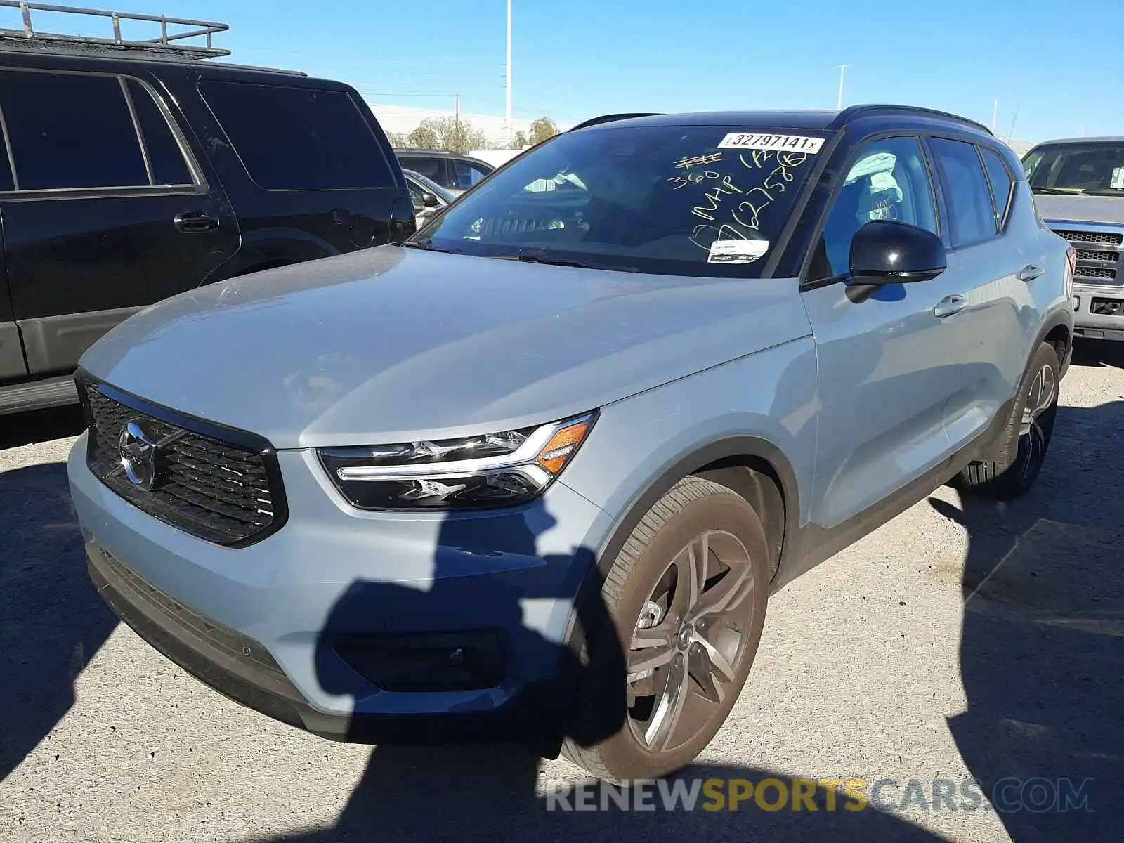 2 Photograph of a damaged car YV4162UMXL2297182 VOLVO XC40 2020