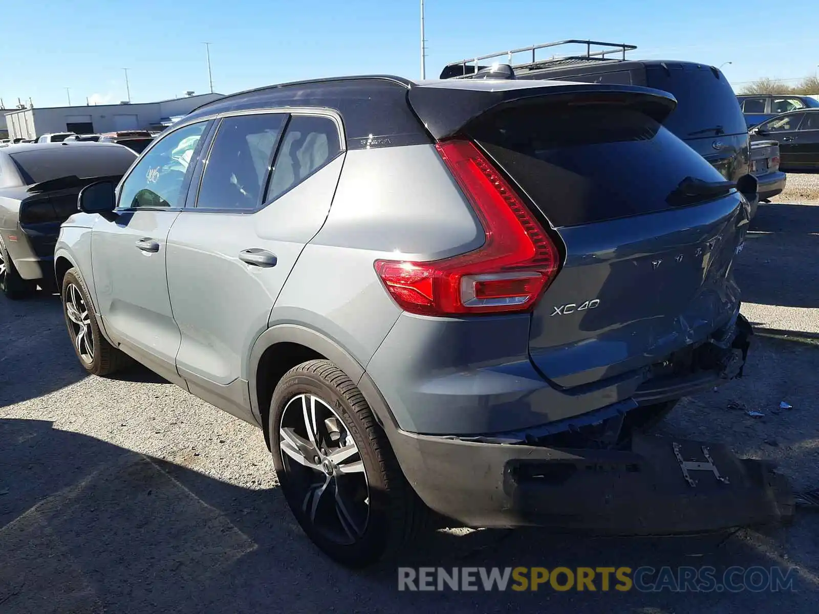 3 Photograph of a damaged car YV4162UMXL2297182 VOLVO XC40 2020