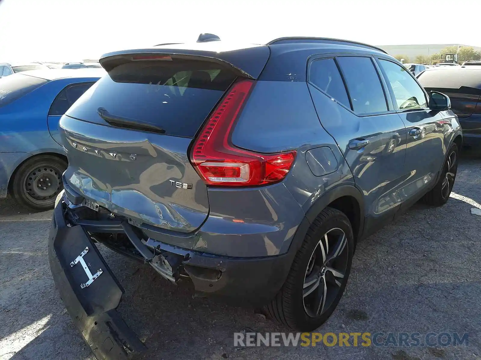 4 Photograph of a damaged car YV4162UMXL2297182 VOLVO XC40 2020