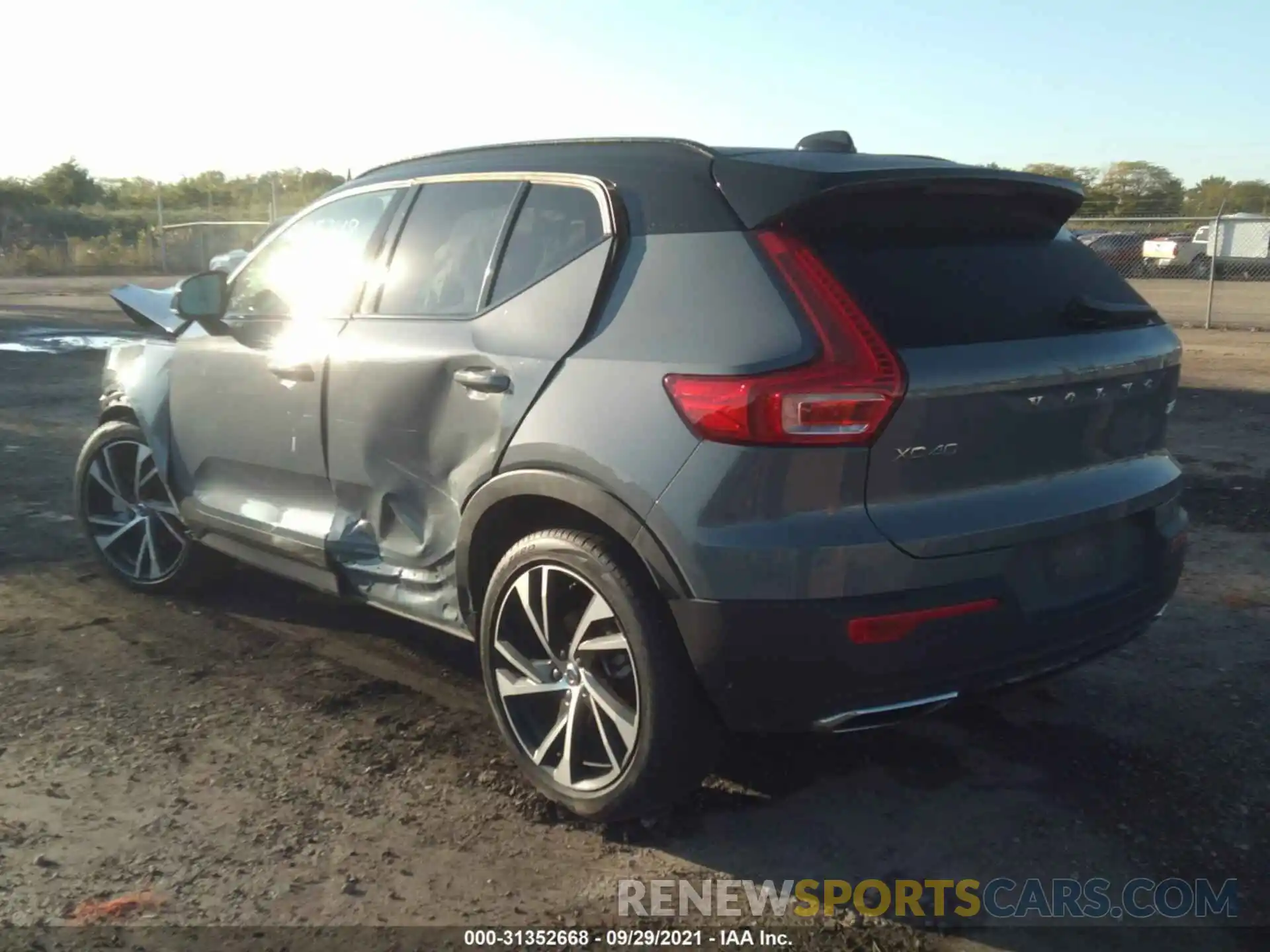 3 Photograph of a damaged car YV4162UMXL2334716 VOLVO XC40 2020