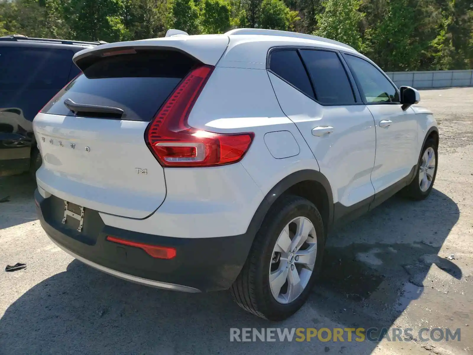 4 Photograph of a damaged car YV4AC2HK1L2264833 VOLVO XC40 2020