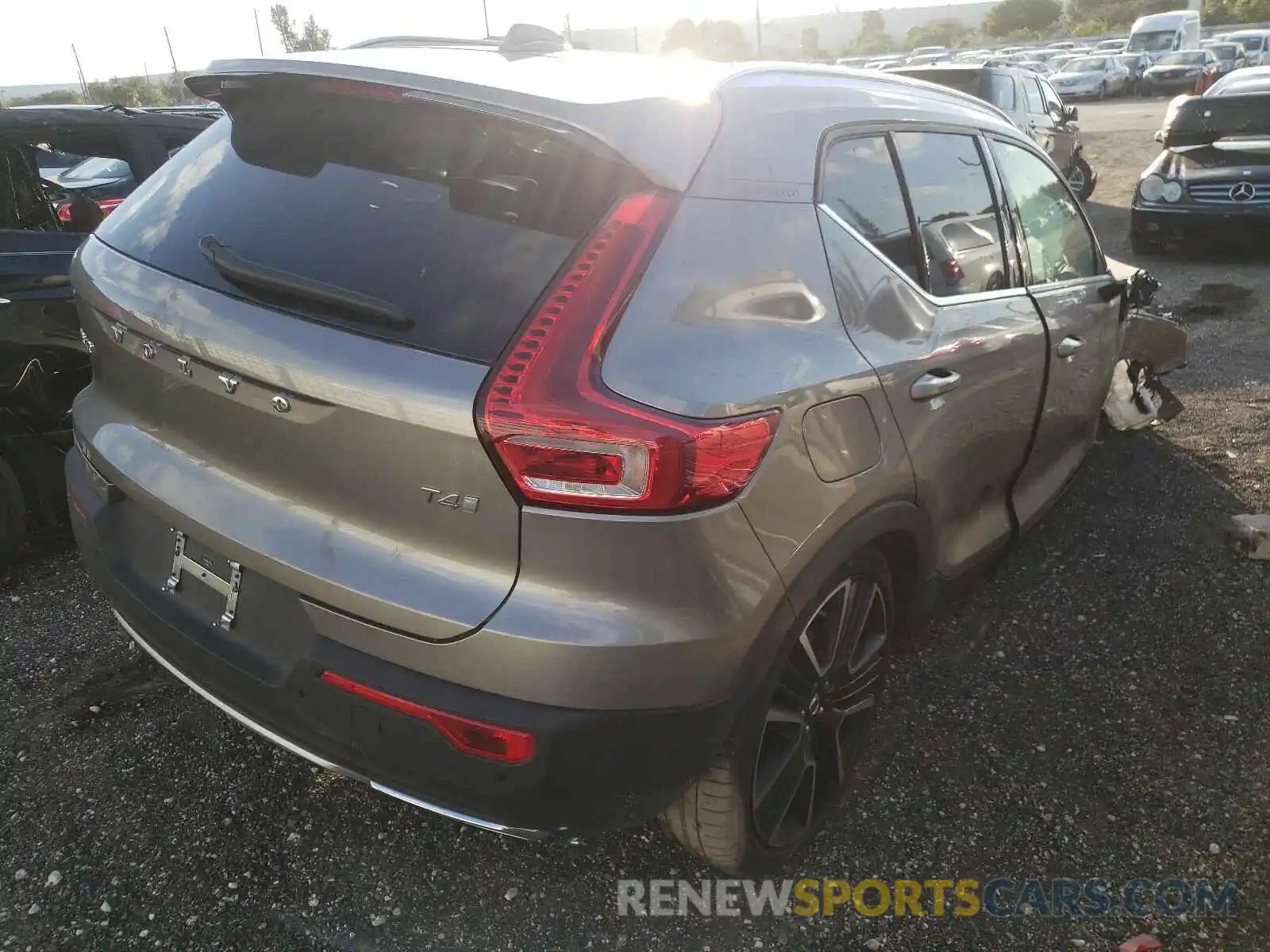 4 Photograph of a damaged car YV4AC2HL9L2171549 VOLVO XC40 2020