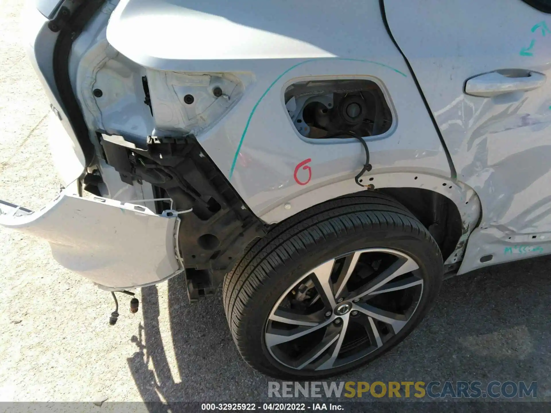 16 Photograph of a damaged car YV4AC2HM2L2345180 VOLVO XC40 2020