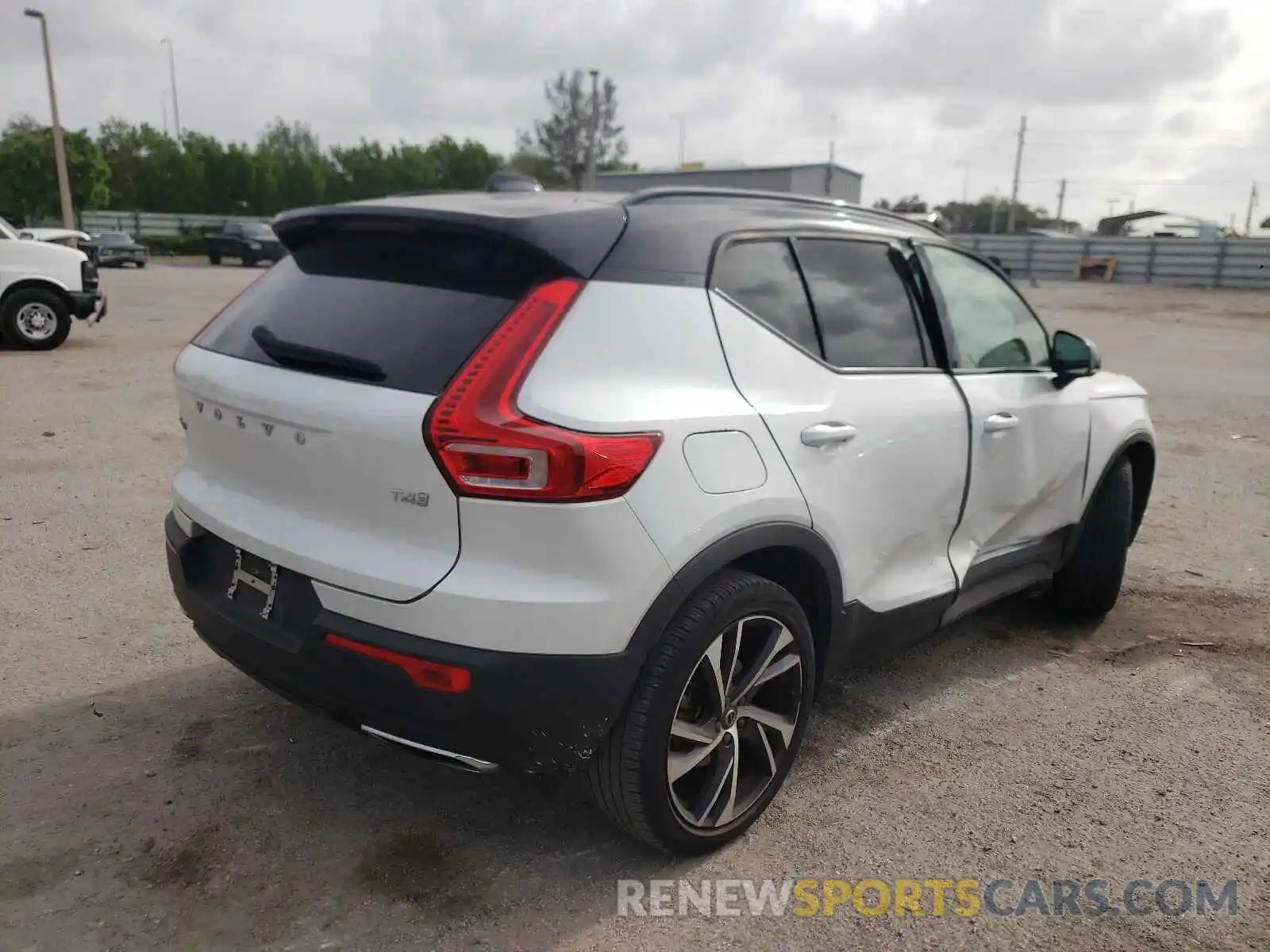 4 Photograph of a damaged car YV4AC2HM6L2172036 VOLVO XC40 2020