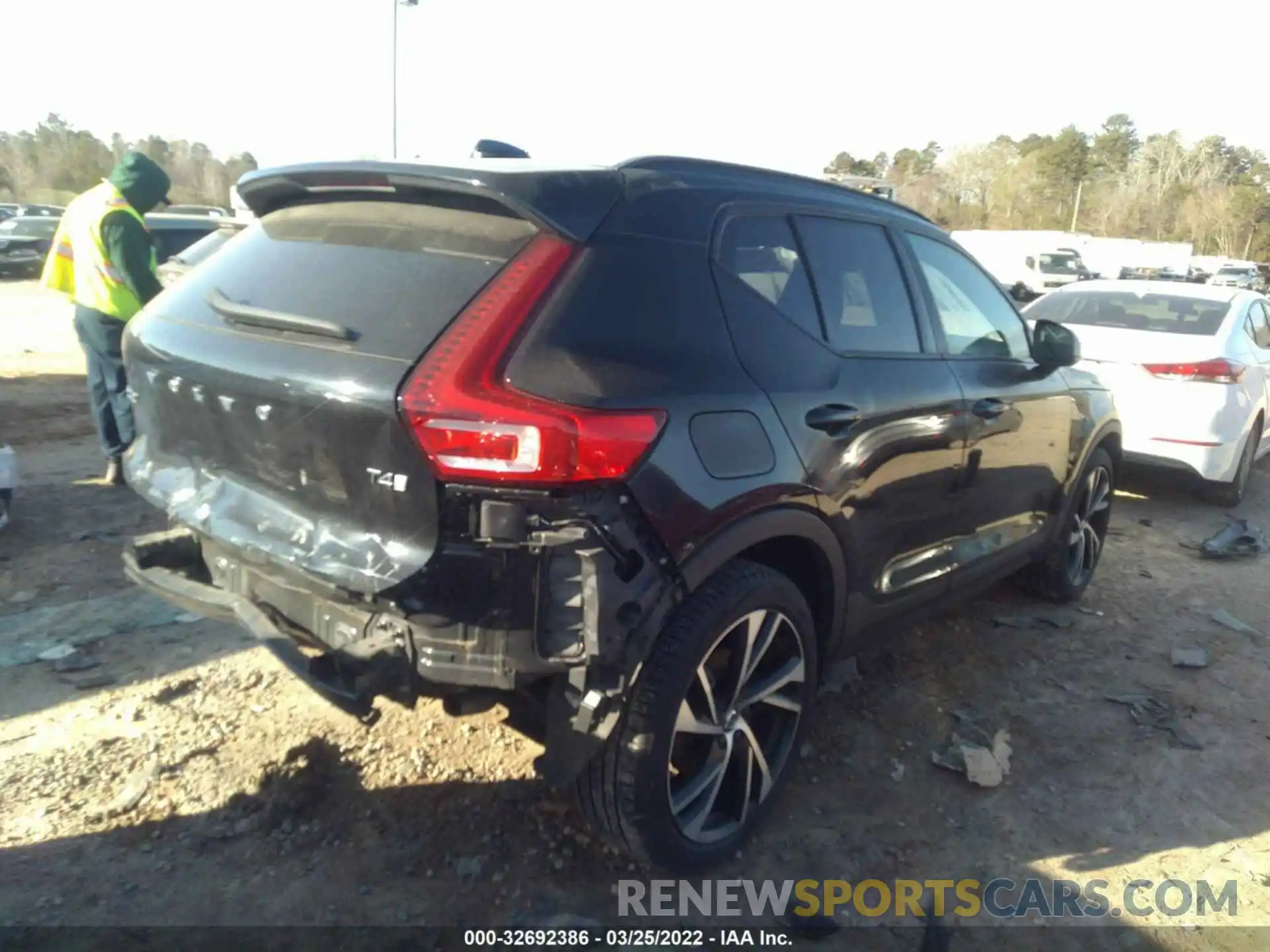 4 Photograph of a damaged car YV4AC2HM8L2325919 VOLVO XC40 2020