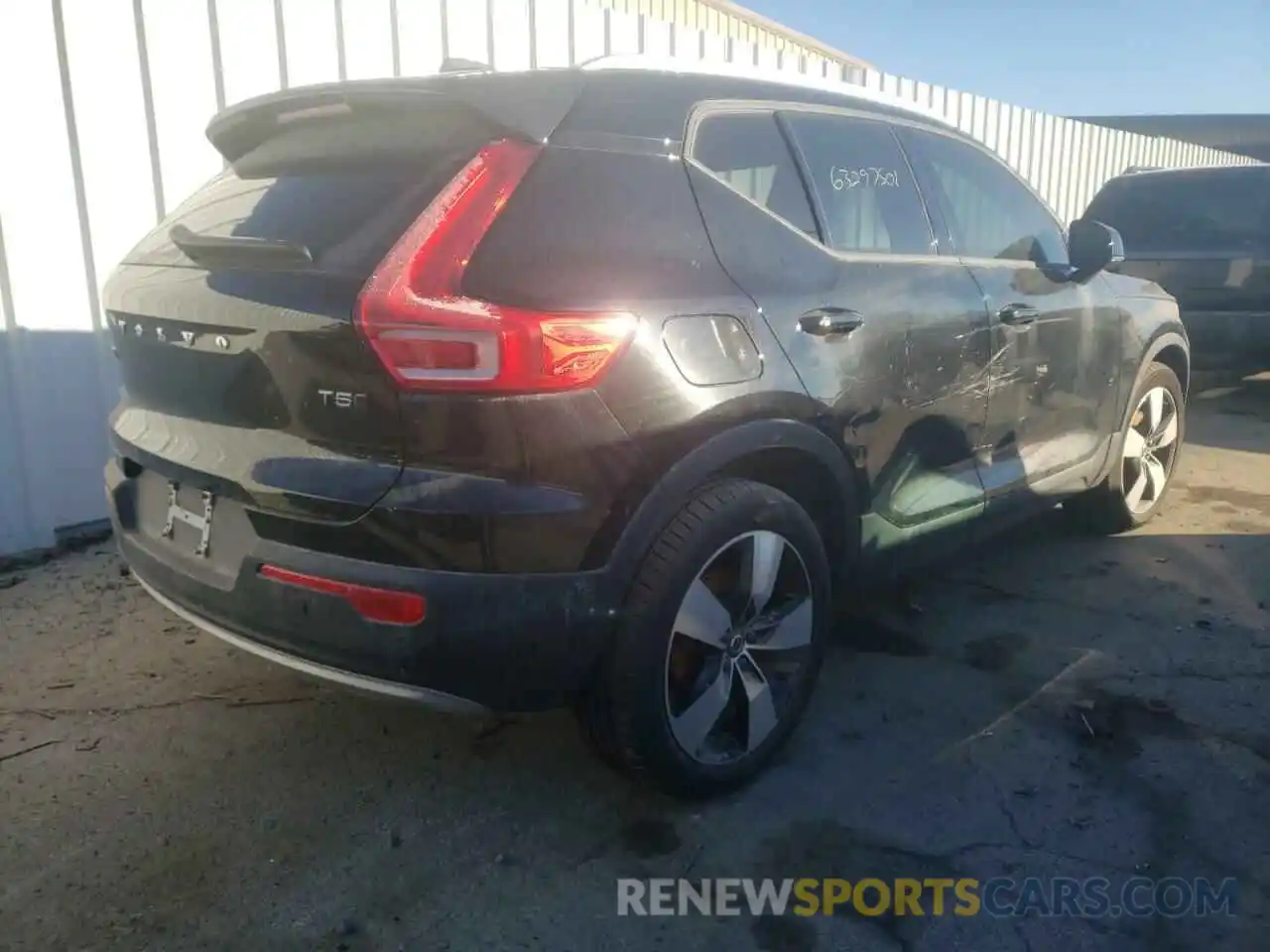 4 Photograph of a damaged car YV4162UK0M2407611 VOLVO XC40 2021