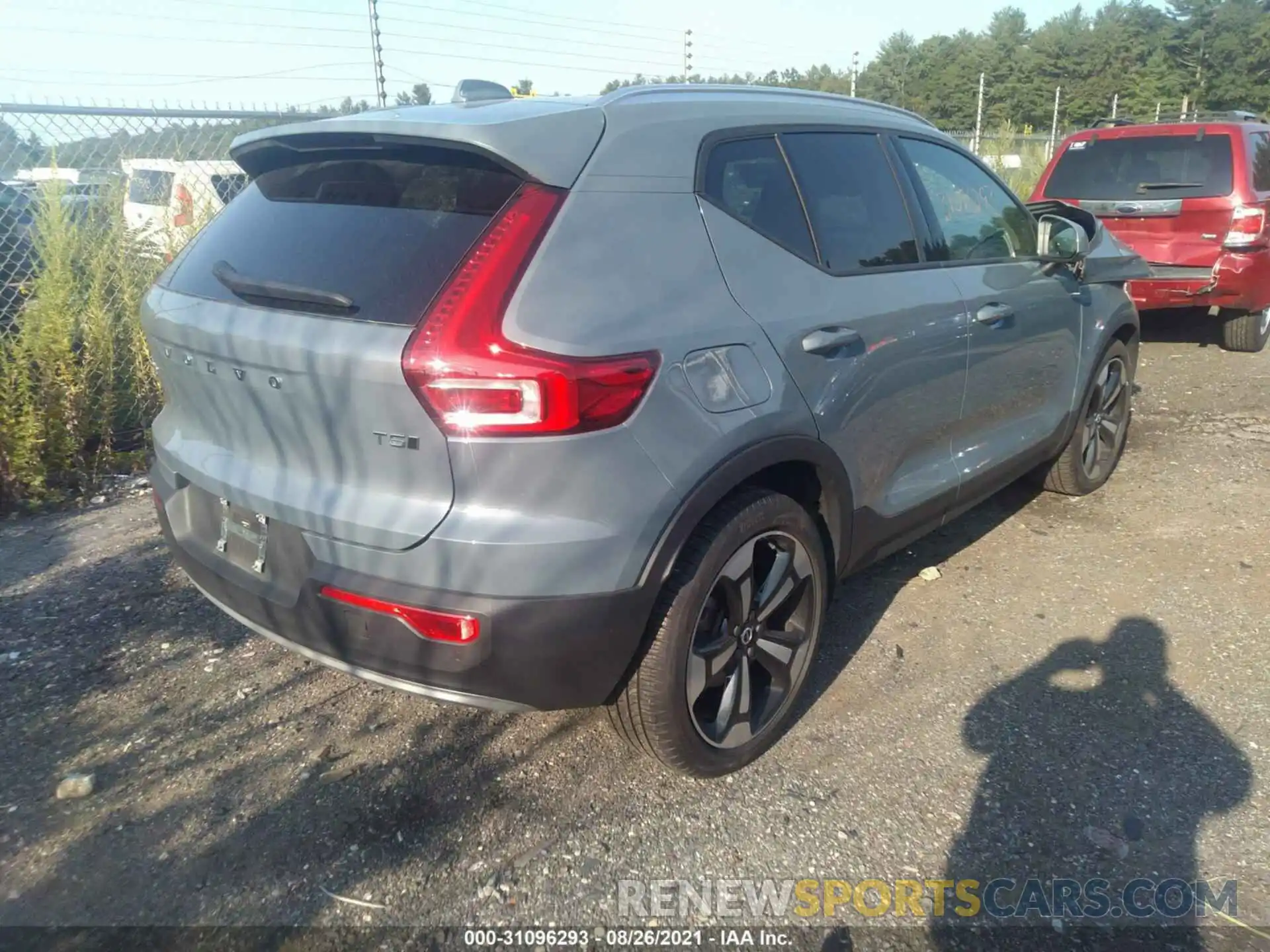 4 Photograph of a damaged car YV4162UK0M2423405 VOLVO XC40 2021