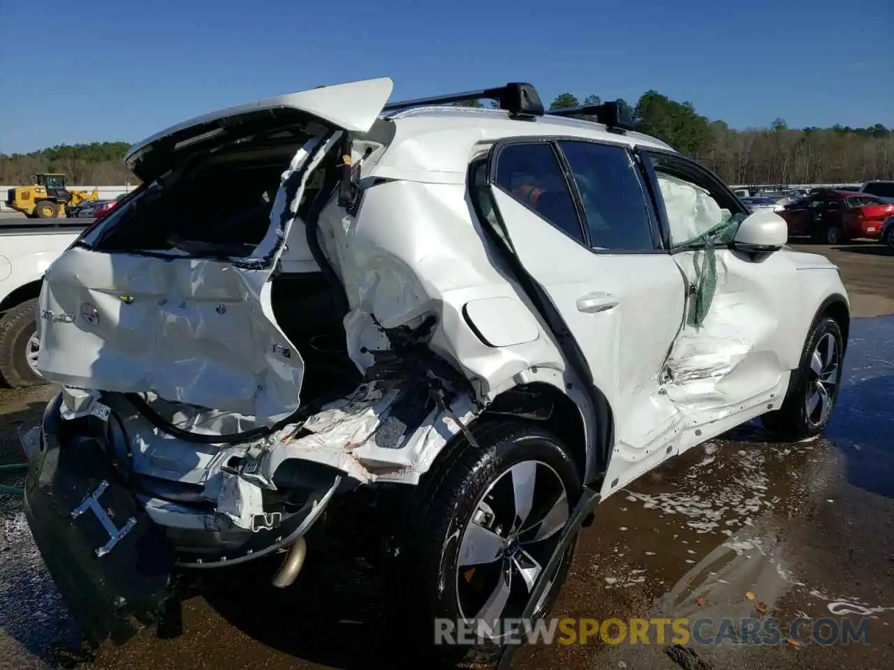 4 Photograph of a damaged car YV4162UK0M2428118 VOLVO XC40 2021