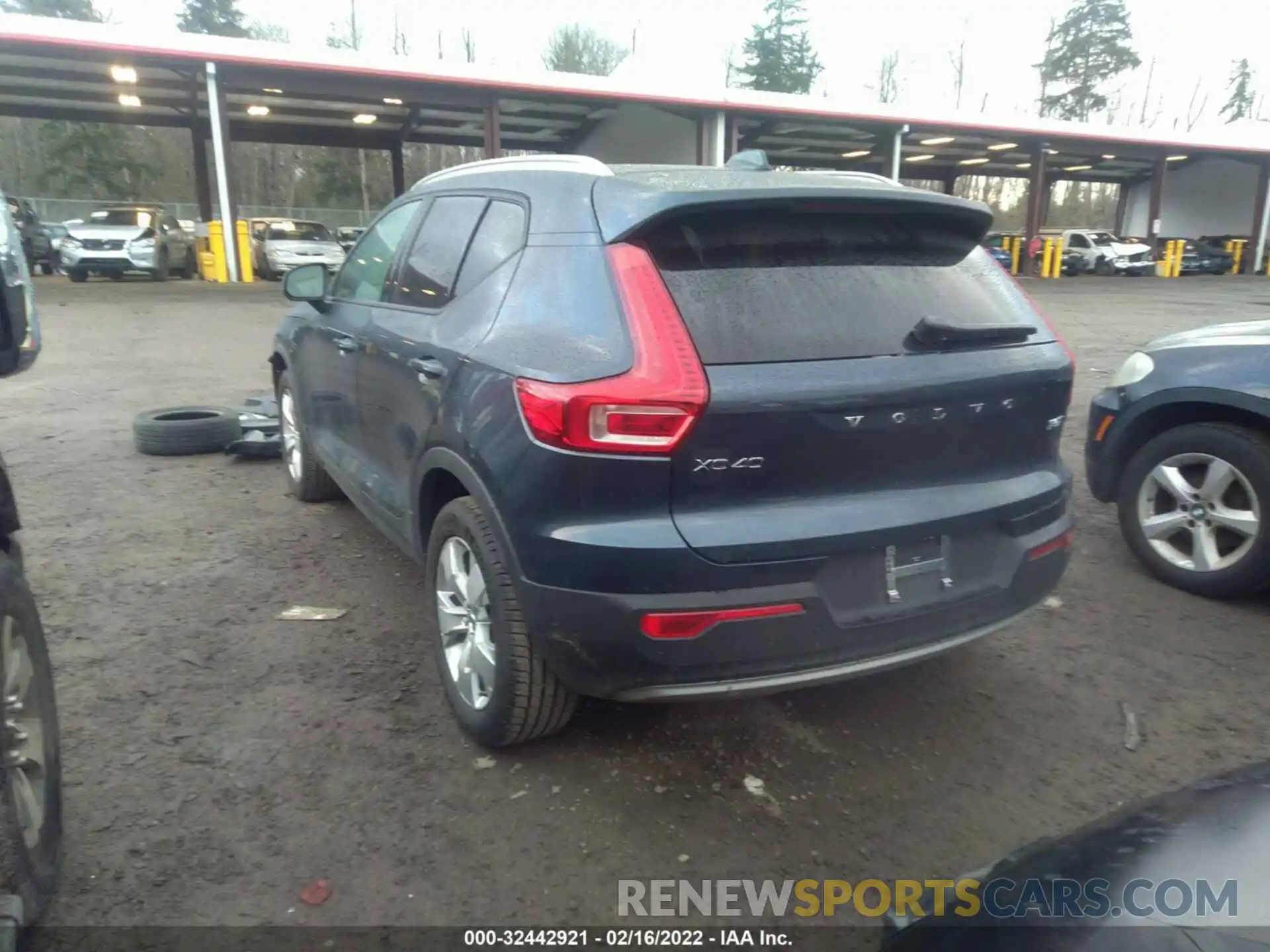 3 Photograph of a damaged car YV4162UK0M2462964 VOLVO XC40 2021