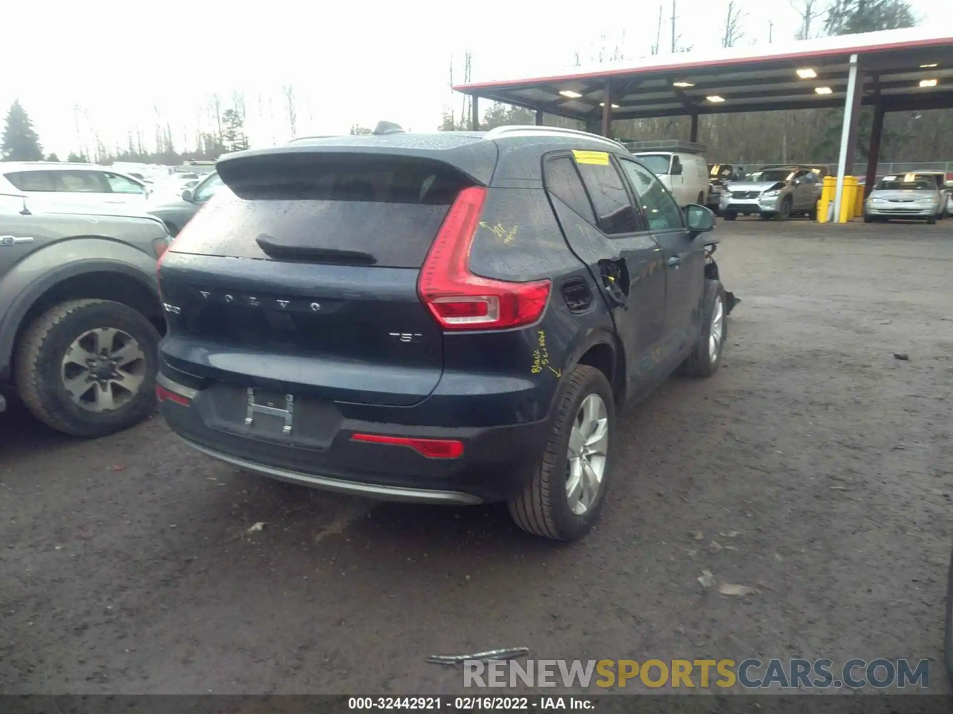 4 Photograph of a damaged car YV4162UK0M2462964 VOLVO XC40 2021