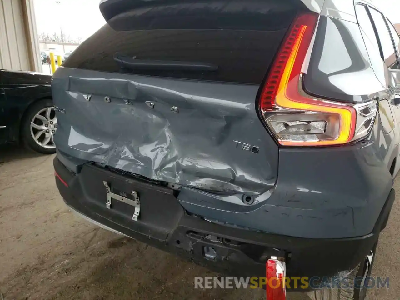 9 Photograph of a damaged car YV4162UK1M2537820 VOLVO XC40 2021