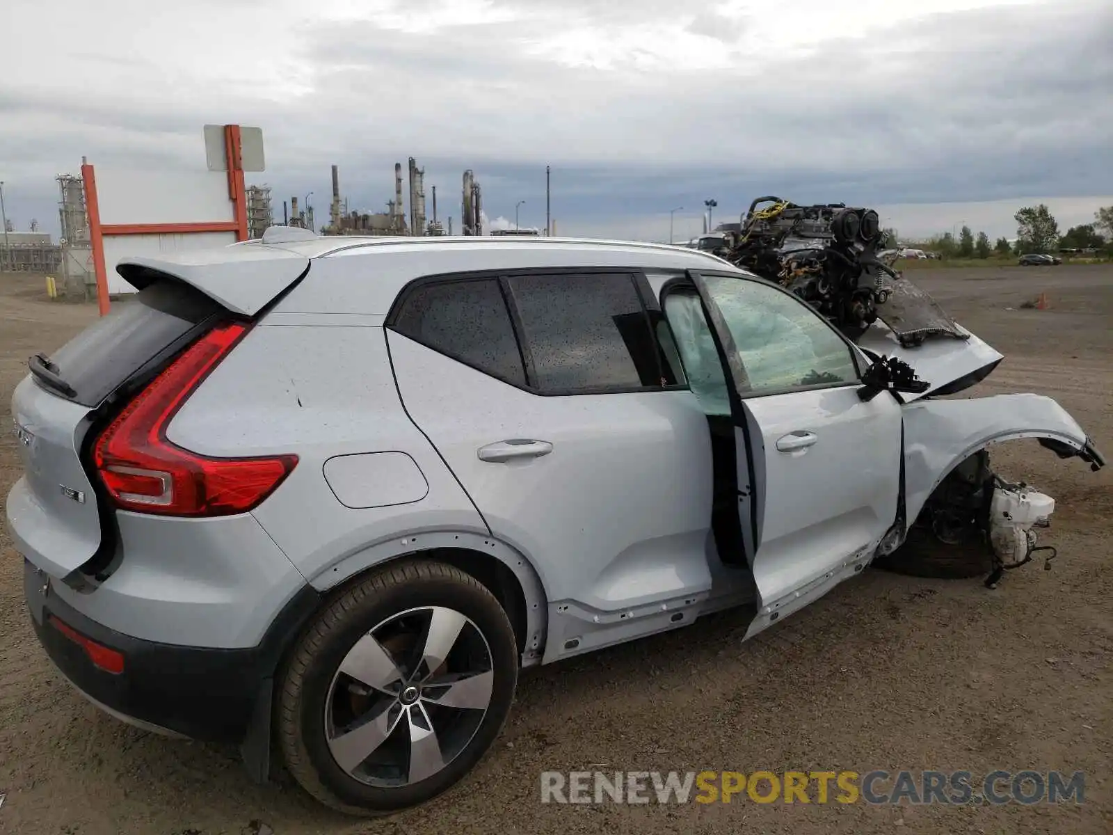 4 Photograph of a damaged car YV4162UK2M2465266 VOLVO XC40 2021